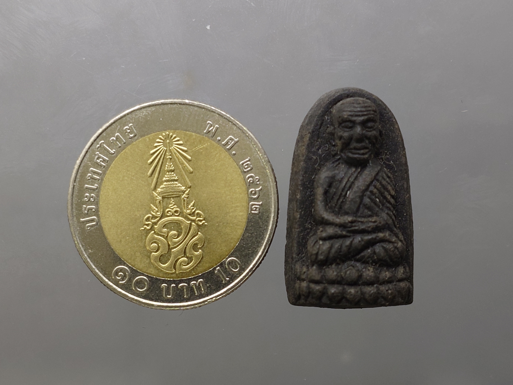 หลวงพ่อทวด พระนามาภิไธย สก. พิมพ์พระรอด เนื้อว่านคลุกรัก วัดห้วยมงคล ปี 2544 พร้อมกล่องเดิม