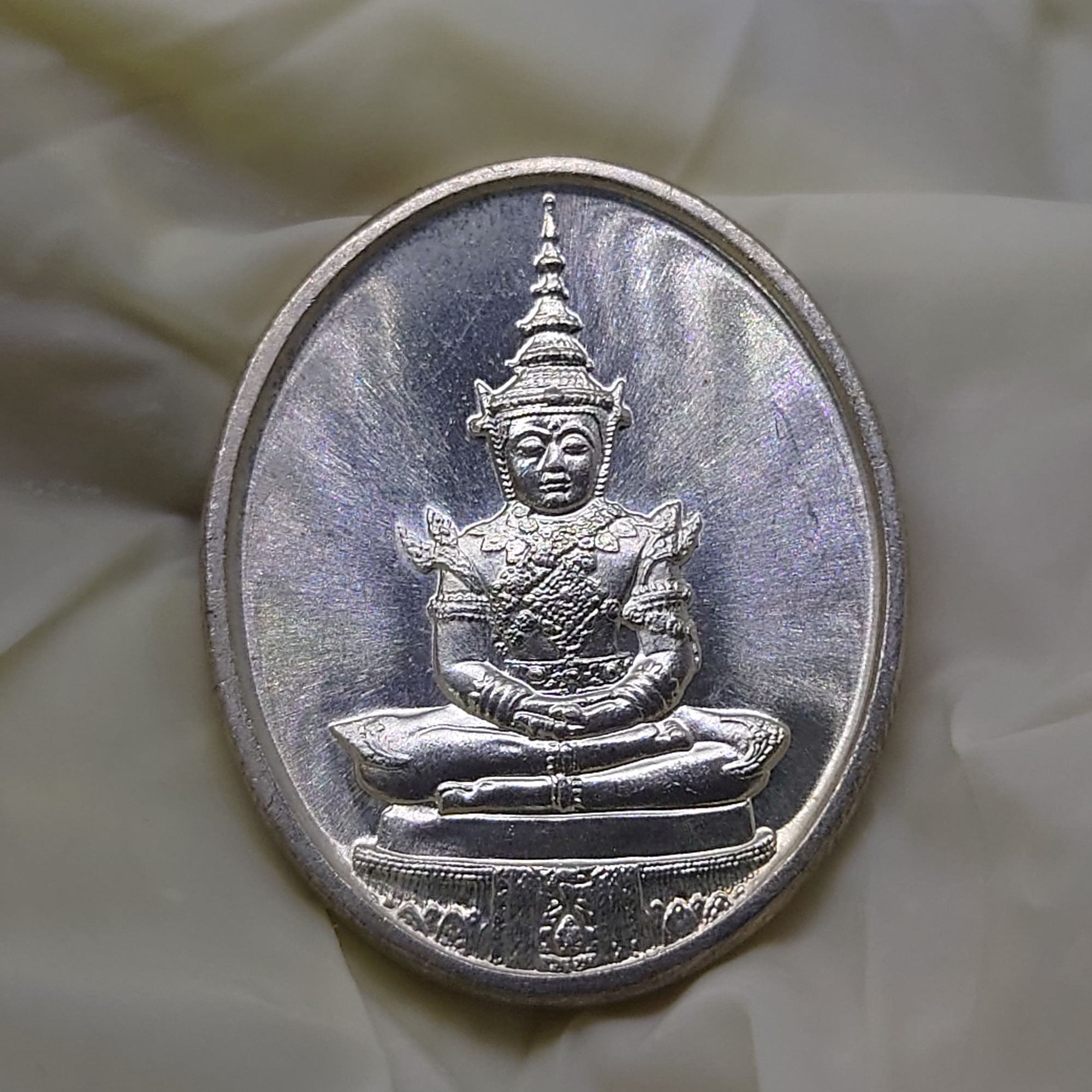 เหรียญพระแก้วมรกต ภปร รุ่นแรก ทรงเครื่องฤดูร้อน เนื้อเงิน ฉลองกรุงรัตนโกสินทร์ 200 ปี พ.ศ.2525 สภาพสวย