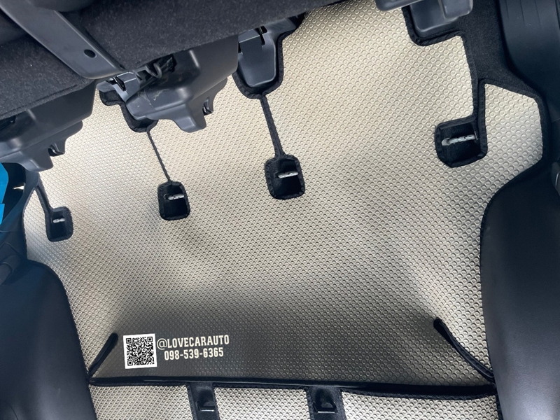 พรมปูพื้นรถยนต์ Toyota Fortuner 2023 กระดุมเล็กสีครีมขอบดำ