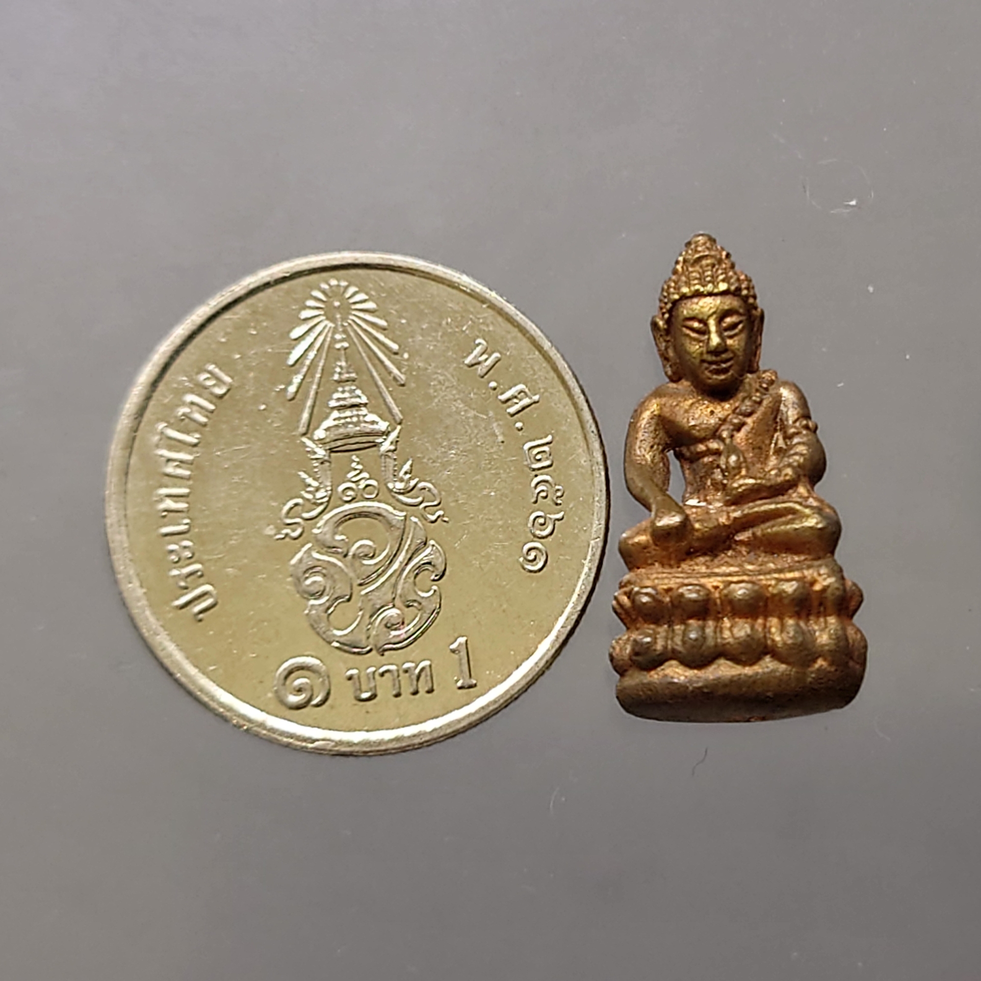 พระชัยวัฒน์ตากสิน รุ่นเฉลิมพระเกียรติครองศิริราชสมบัติ 50 ปี ด้านหลังตอกโค๊ตอุ ใต้ฐานตอกโค๊ตจีน ปลุกเสกวงเวียนใหญ่และวัดสุทัศน์ เนื้อนวะ สูง 2 ซม.ปี2539