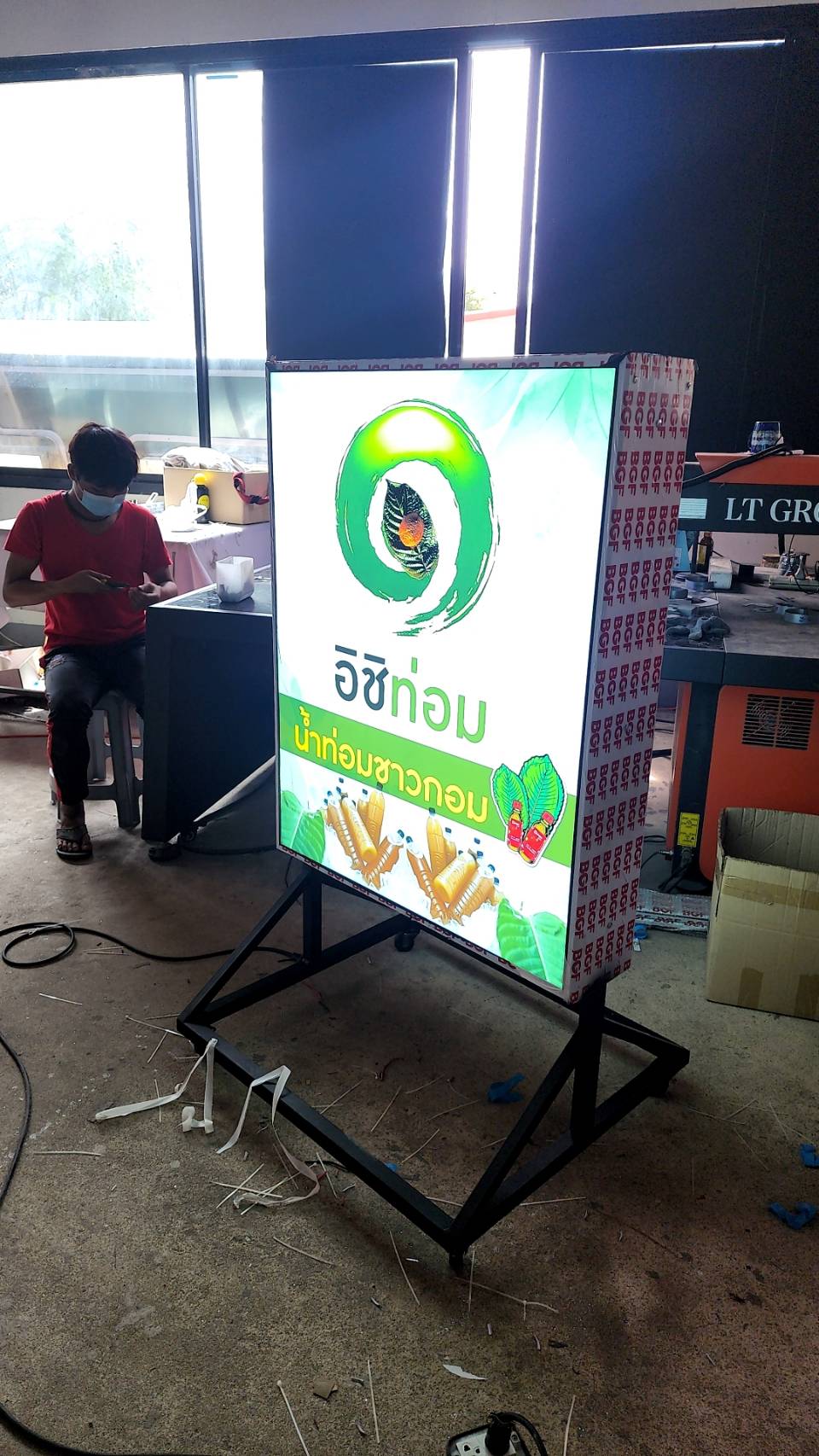 รับทำป้ายกล่องไฟล้อเลื่อน ป้ายกล่องไฟล้อเลื่อน ป้ายอิชิท่อม น้ำท่อมชาวกอม