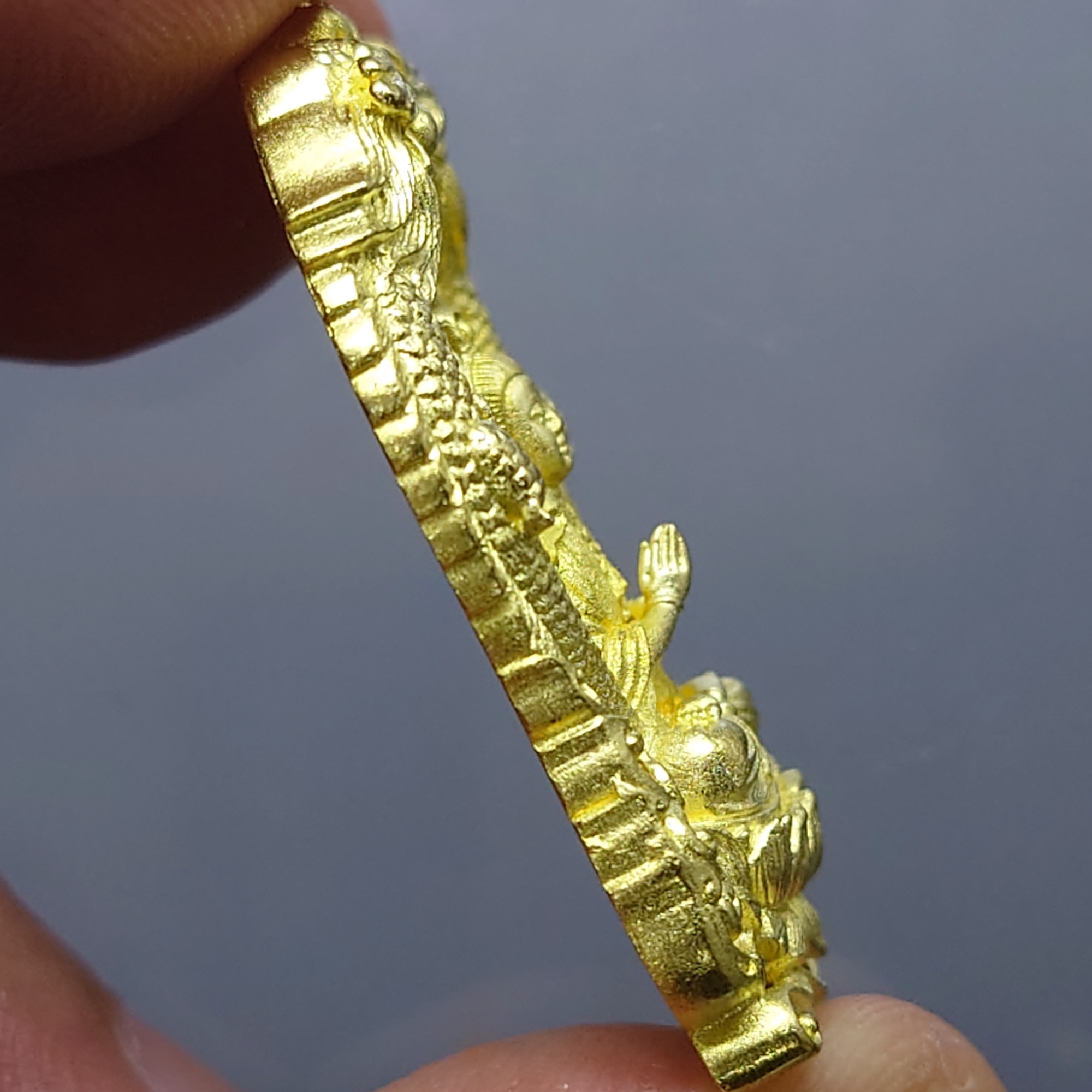 เหรียญฉลุลายยกองค์ พระโพธิสัตว์อวโลกิเตศวร เจ้าแม่กวนอิม มังกรคู่ เนื้อบรอนซ์นอก ชุบทอง รุ่นทรงประทานพร วัดบวรนิเวศวิหาร ปี2555 พร้อมตลับเดิม สำเนา