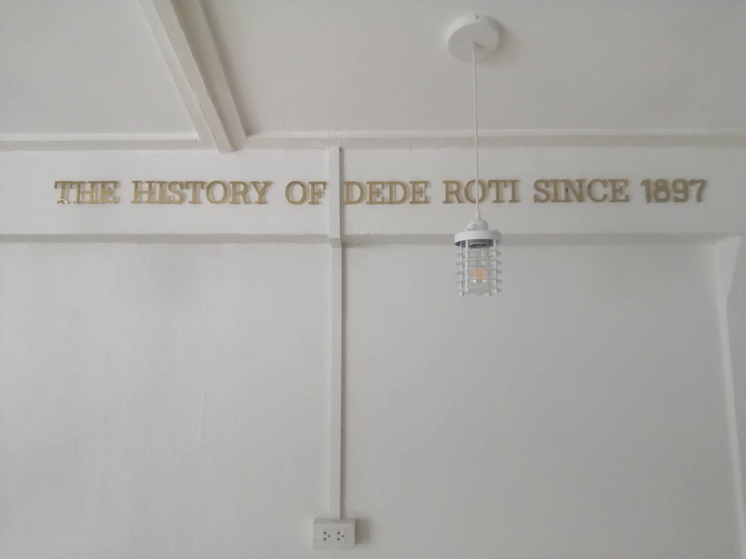 ป้ายตัวอักษรอะคริลิคข้างหน้าติดด้วยสแตนเลสฉลุเป็นตัวหนังสือ งานDEDE ROTI