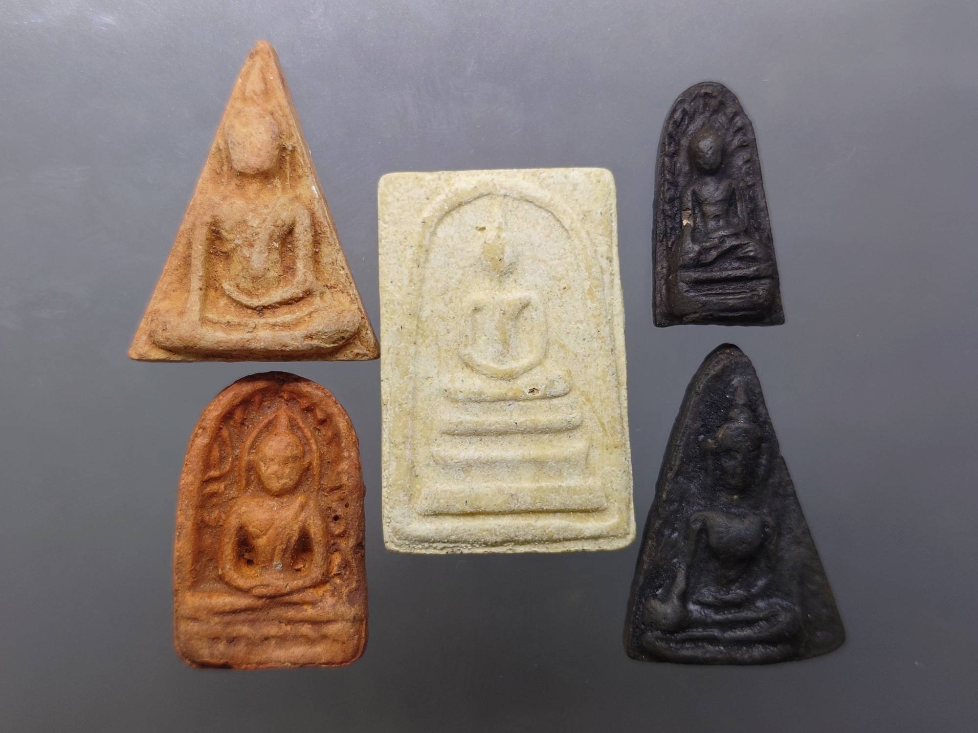 พระเบญจภาคี ภ.ป.ร. เนื้อผง ที่ระลึกสร้างวิทยาลัยการอาชีพ วังไกลกังวล วิทยาเขตชะอำ ปี2549 พร้อมกล่องเดิม