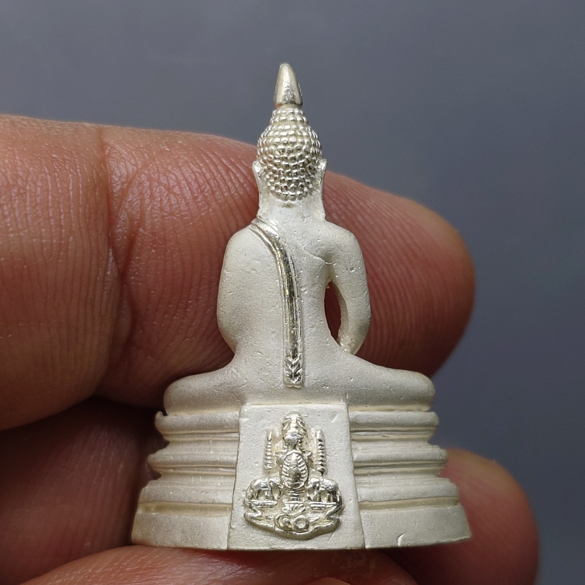 พระพุทธโสธร ภปร เนื้อเงิน พิมพ์ใหญ่ รุ่นสร้างพระอุโบสถ ปี 2539 พร้อมกล่องเดิม ใบเซอร์