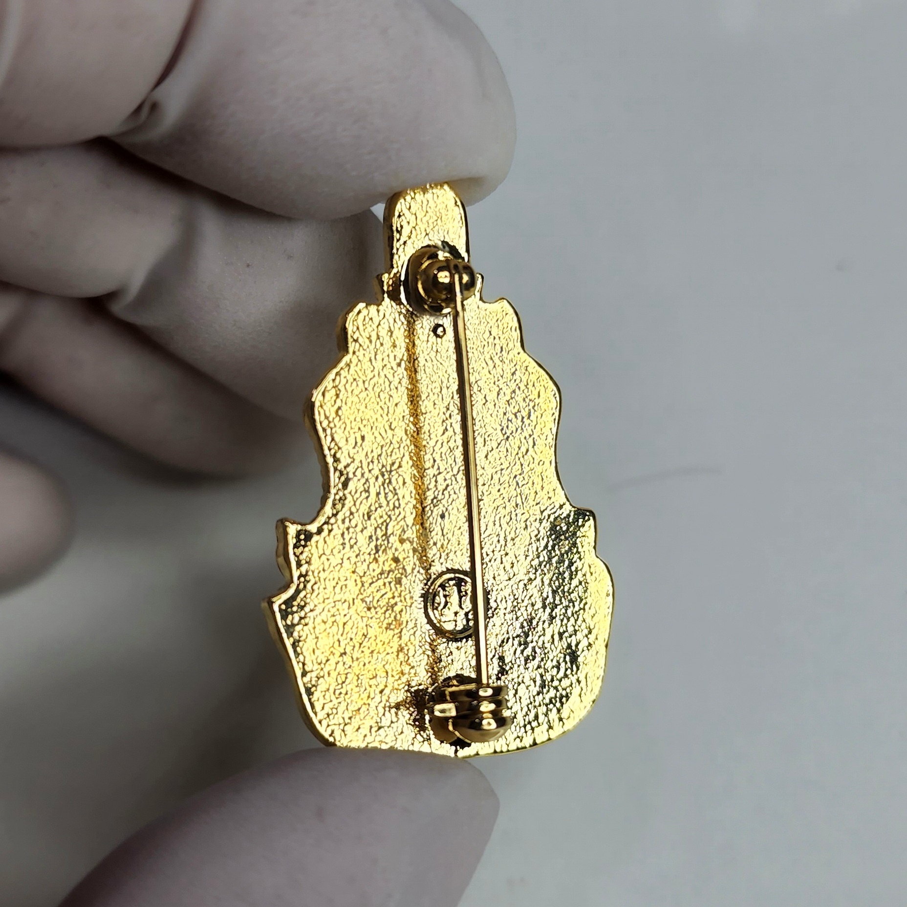 เข็มกลัด เข็มที่ระลึก ฉลองสิริราชสมบัติครบ 60ปี 2549 จัดทำโดยสำนักงานปลัดสำนักนายกรัฐมนตรี (สปน.) พร้อมกล่องและใบเซอร์