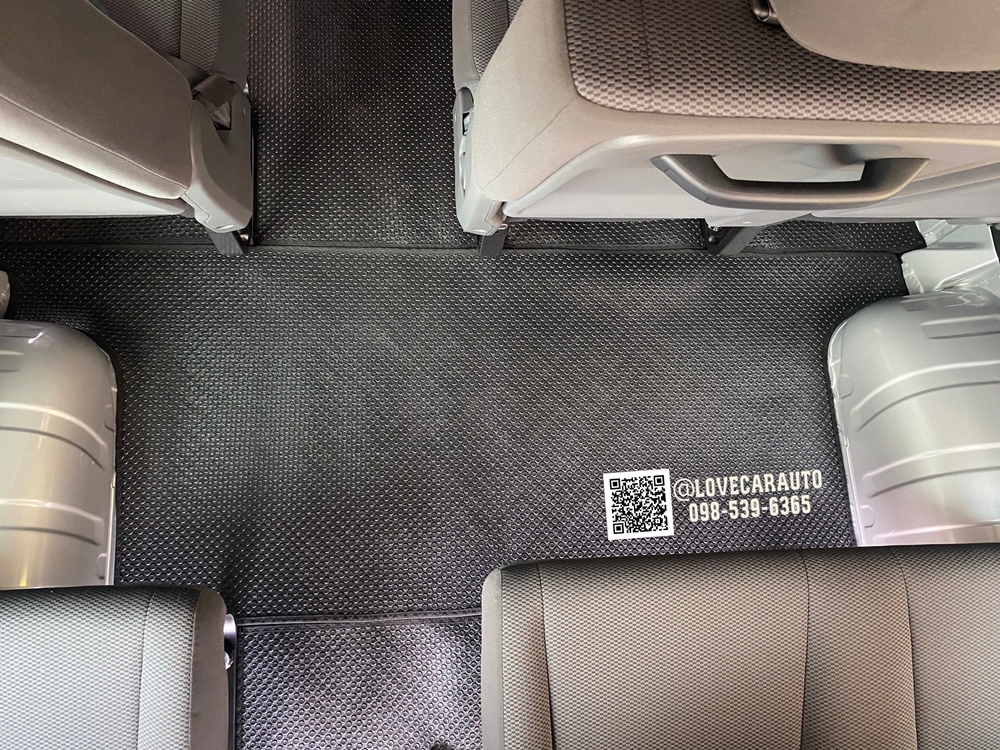 พรมปูพื้นรถยนต์ Toyota Commuter 2022 ดัดแปลง กระดุมเล็กสีดำ