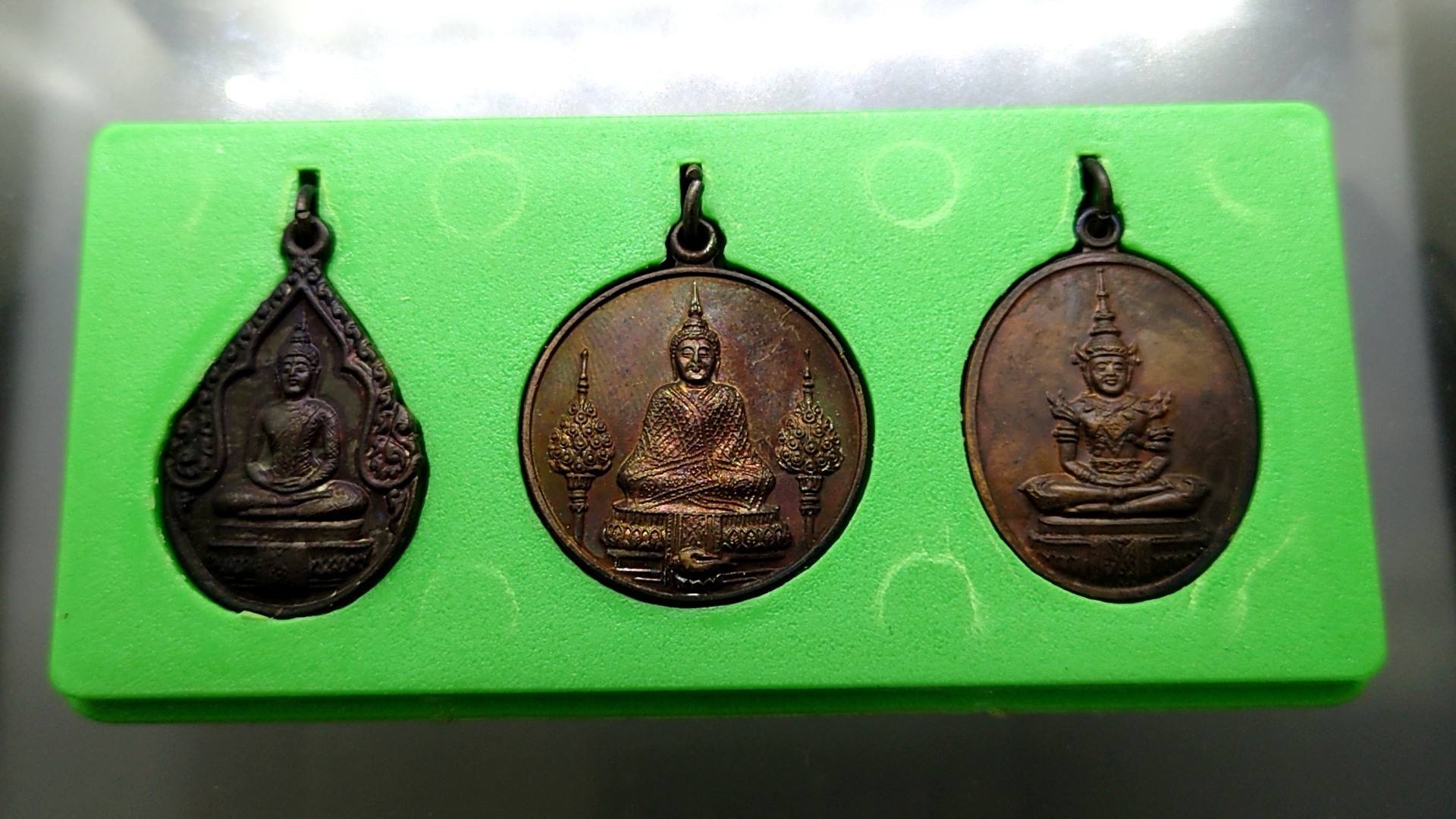 พระแก้วมรกต หลัง พระเจ้าตากสิน เนื้อทองแดง วัดพระเชตุพน ท่าเตียน กรุงเทพๆ ปี2525 พร้อมกล่องเดิม