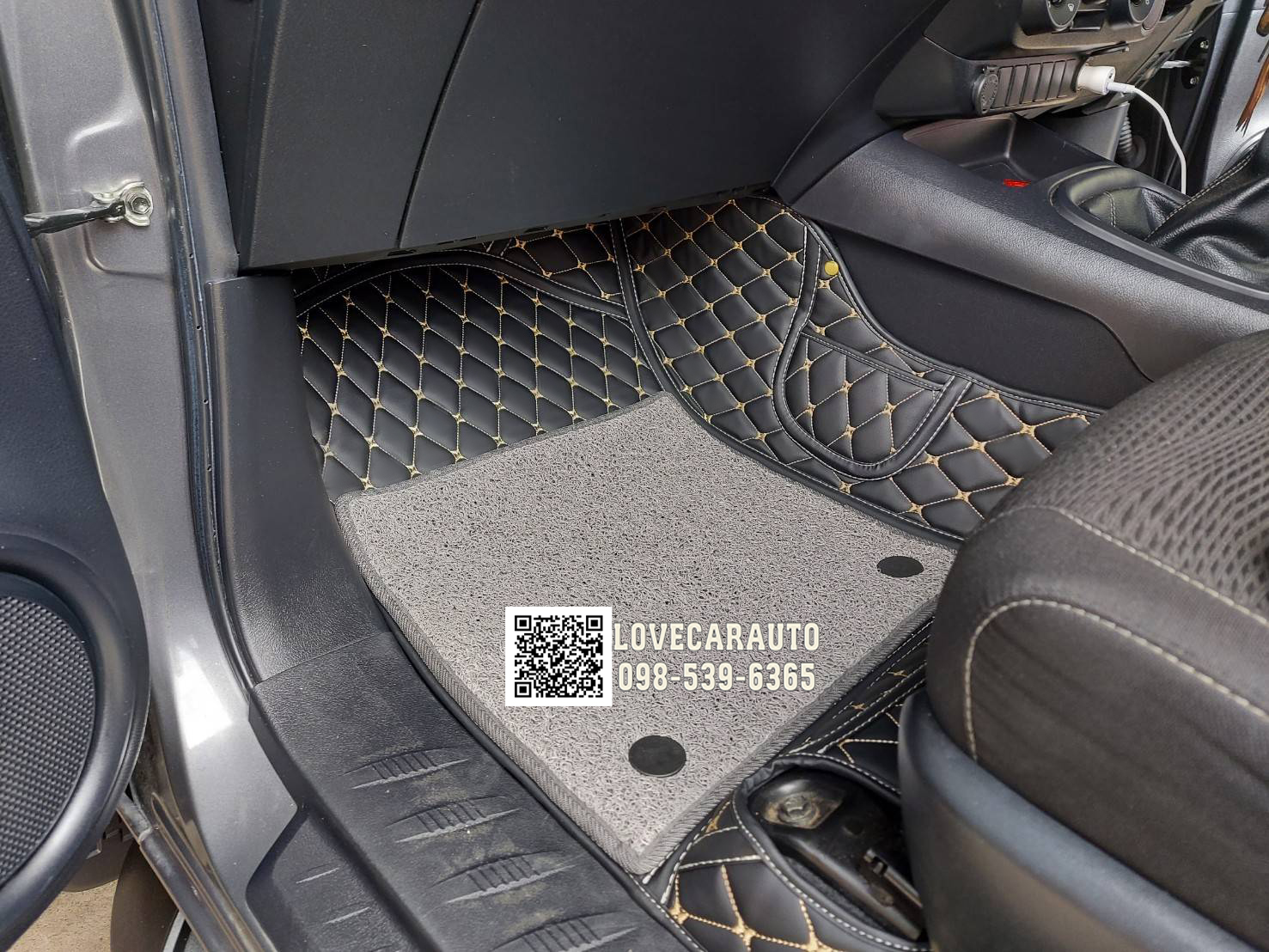 พรมรถยนต์ 7D Toyota RevoCab สีดำด้ายทอง +ไวนิลเทา