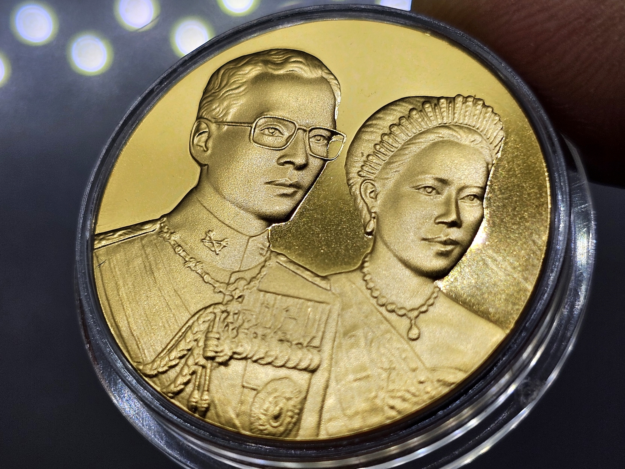 เหรียญที่ระลึกพระราชทาน ในหลวง ร.9 และพระราชินี เนื้อกะไหล่ทอง ขนาด 3 ซม. ทรงกลม (แจกเฉพาะข้าราชการ ใกล้ชิดพระองค์) พร้อมกล่อง