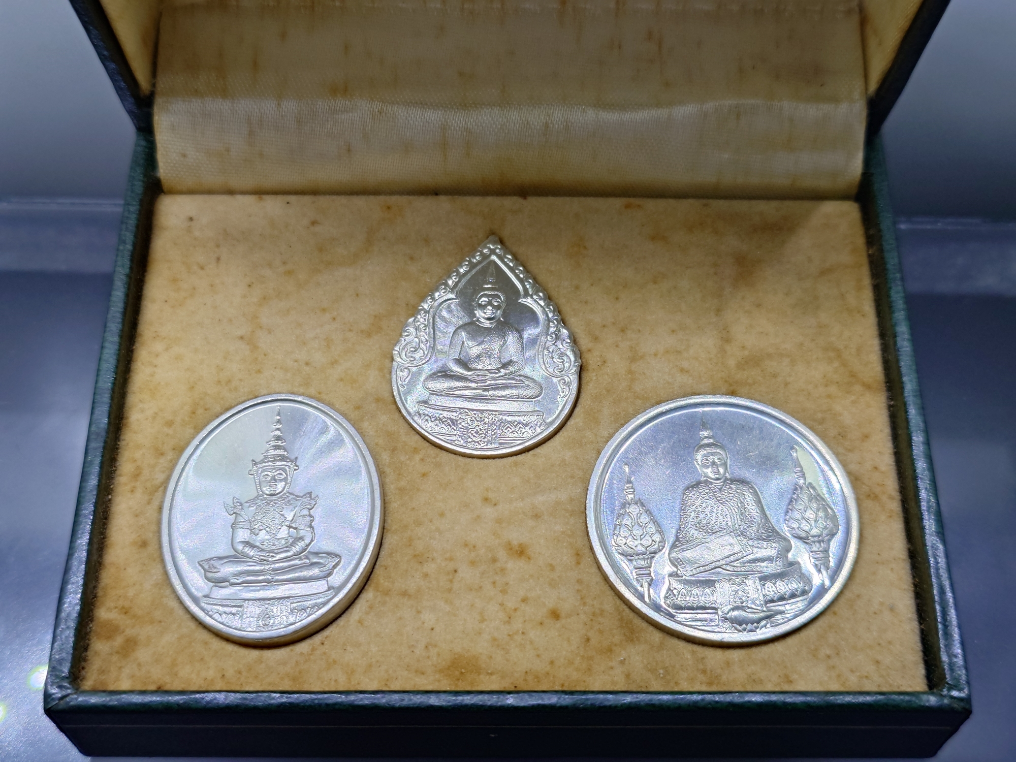 เหรียญพระแก้วมรกต ภปร รุ่นแรก ชุด 3 ฤดู เนื้อเงิน ฉลองกรุงรัตนโกสินทร์ 200 ปี พ.ศ.2525 พร้อมกล่อง