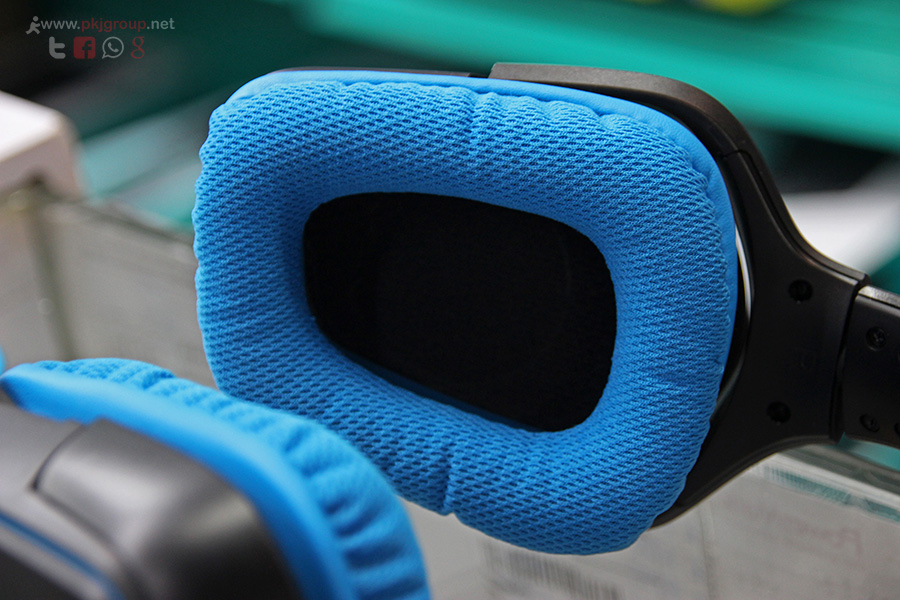 ฟองน้ำของ Logitech G430 นั้นเป็นฟองน้ำอย่างหน้า ซึ่งด้านนอกนั้นเป็นผ้า ซึ่งมีความนุ่มเป็นพิเศษ ใส่แล้วไม่บีบหูมากนัก ทำให้สามารถใส่ได้อย่างสบายเลยทีเดียวครับ