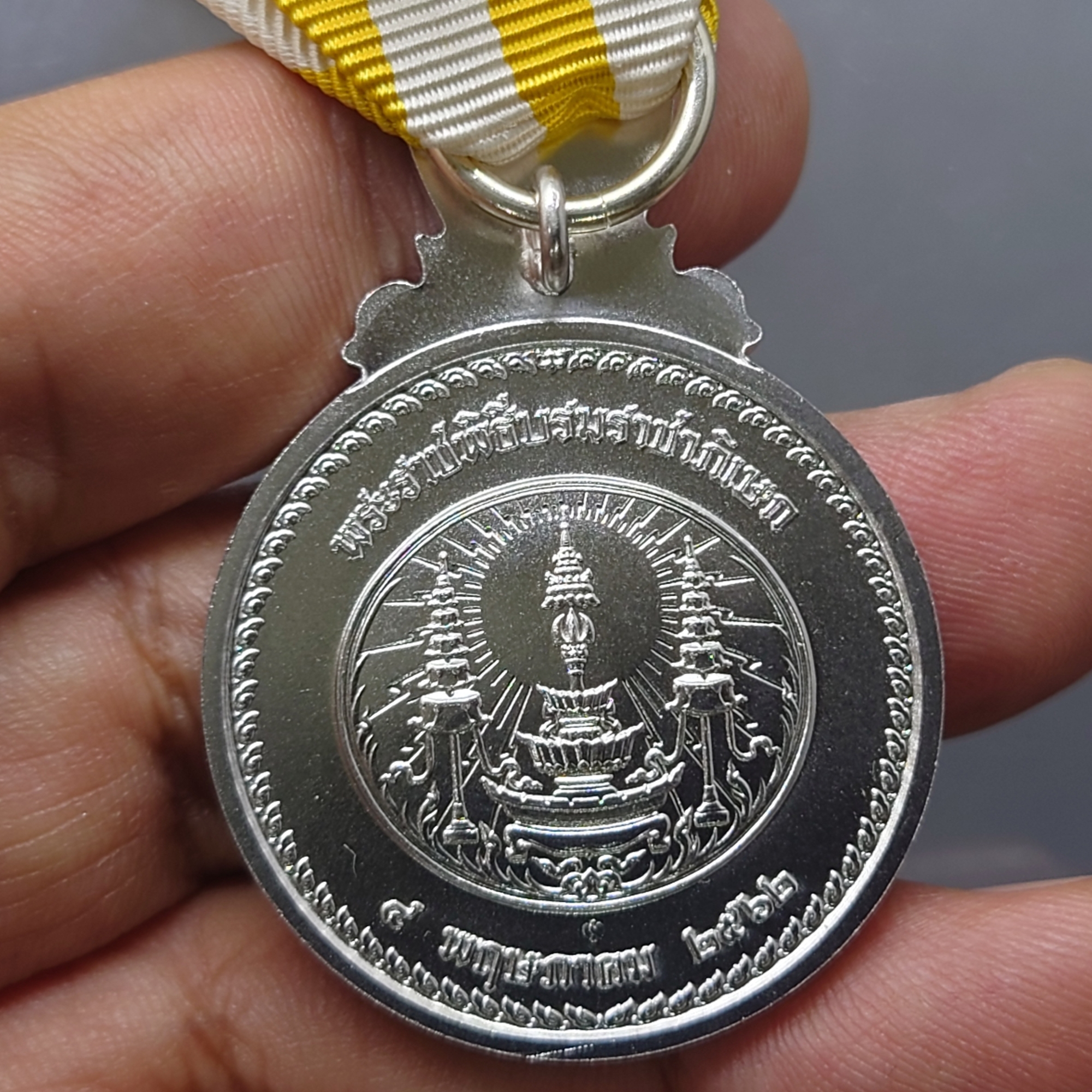 เหรียญที่ระลึกประดับแพรแถบ เฉลิมพระเกียรติ ในโอกาสพระราชพิธีบรมราชาภิเษก รัชกาลที่ 10 แบบชาย