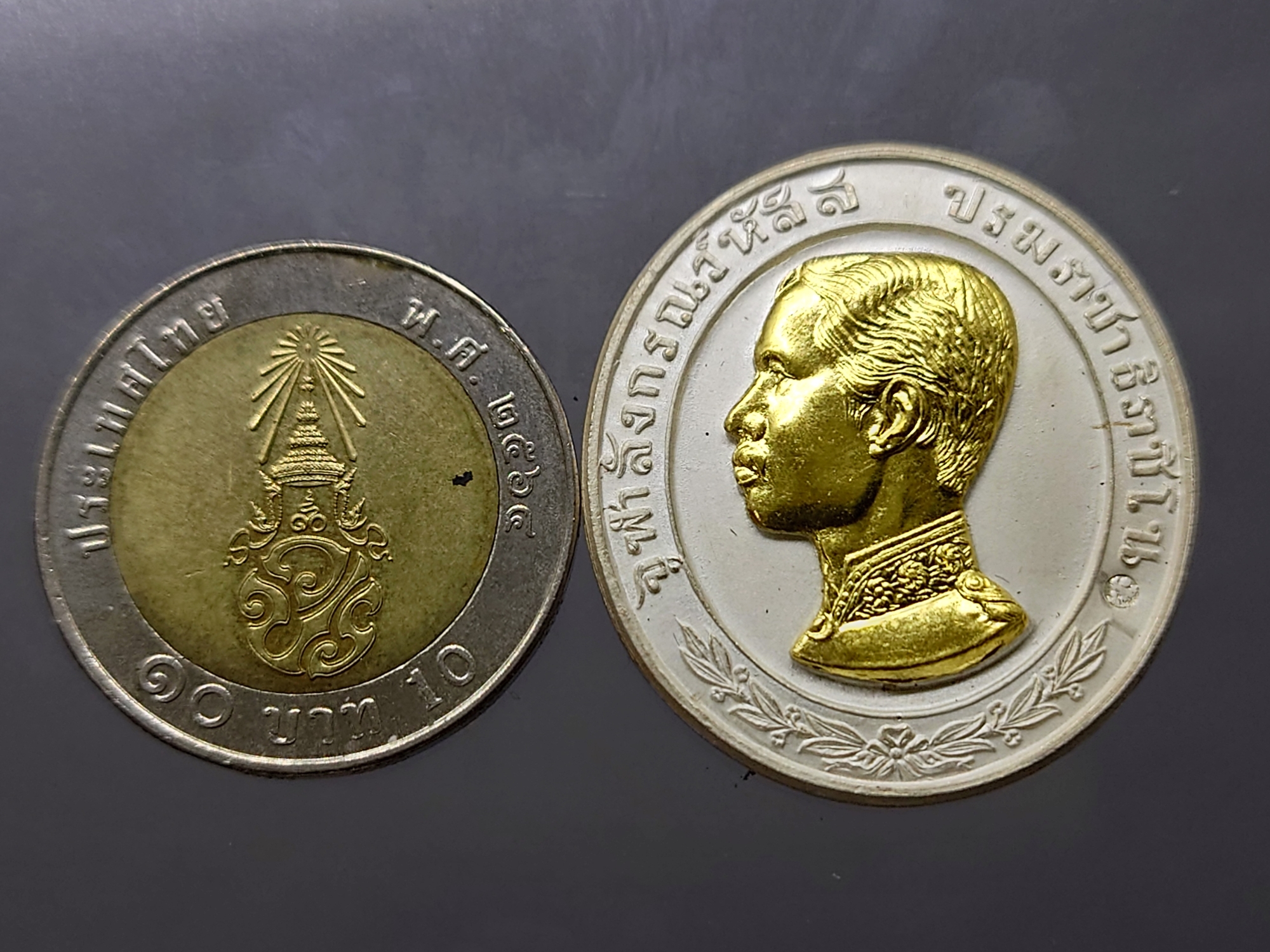 เหรียญรัชกาลที่5 ทรงยินดี เนื้อเงินหน้ากากทองคำแท้ ขนาด 3.2 ซ.ม.ที่ระลึกสร้างโรงพยาบาลพานทอง ปี2535 พร้อมกล่องเดิมๆ นิยม หายาก สร้างตามจอง