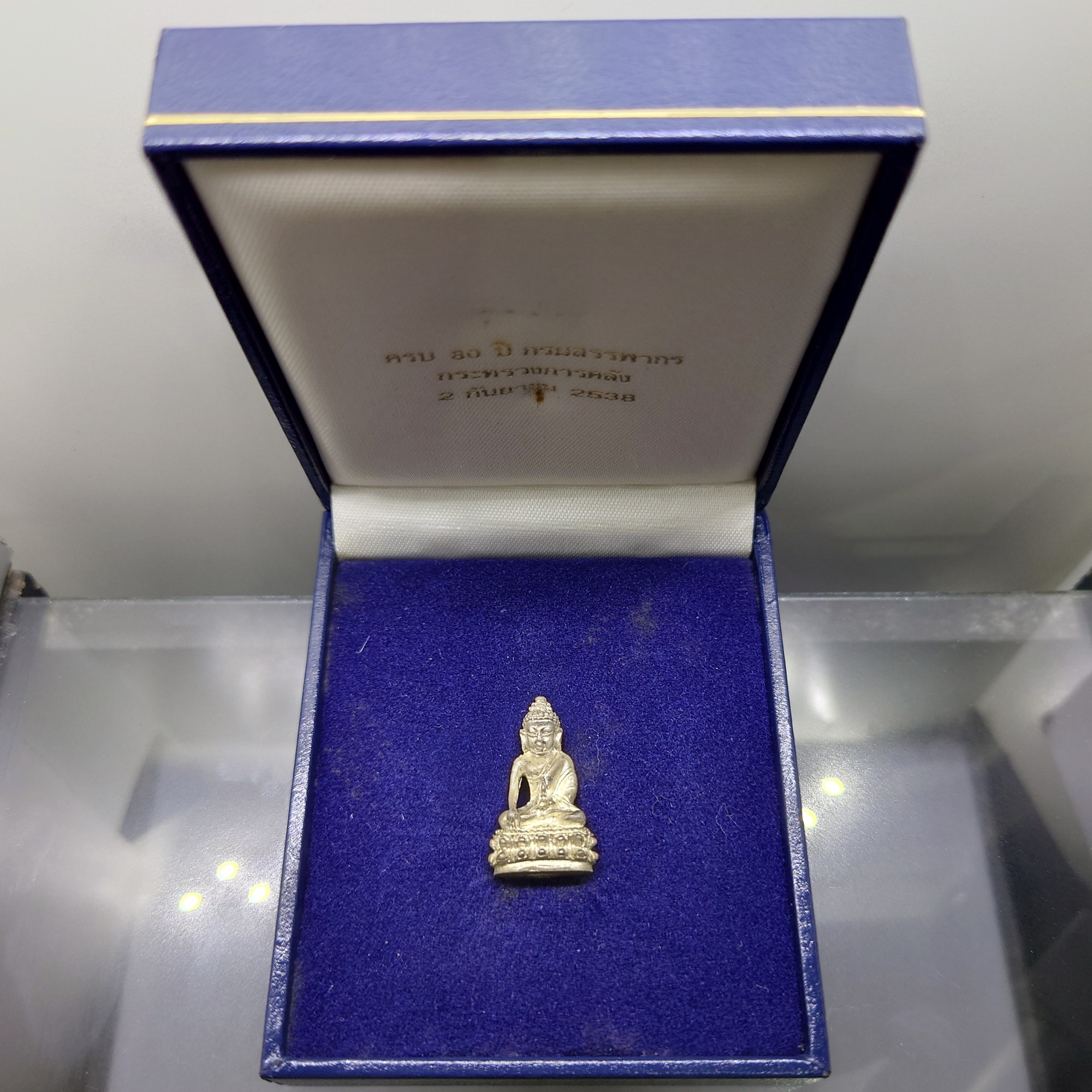 พระกริ่งพระชัยวัฒน์ ครบ 80 ปี กรมสรรพากร เนื้อเงิน สมเด็จพระญาณสังวร เสร็จเททอง วัดบวรนิเวศวิหาร พิธีปลุกเสก วัดพระแก้ว ปี2538 พร้อมกล่องเดิม
