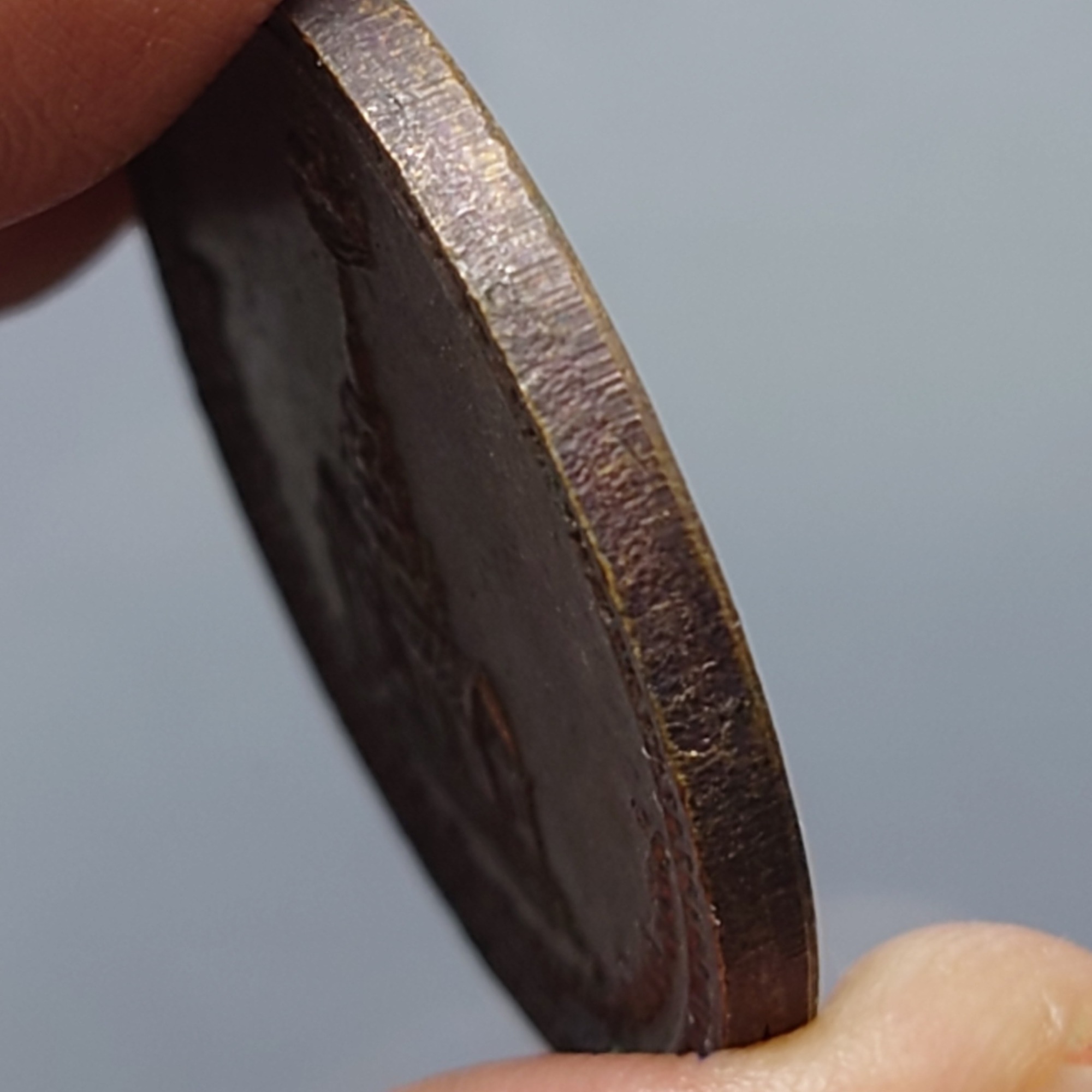 เหรียญในหลวง ร.9 เนื้อทองแดงรมดำ ที่ระลึก สร้างศาลหลักเมืองสุราษฎร์ธานี รุ่นแรก ปี2539