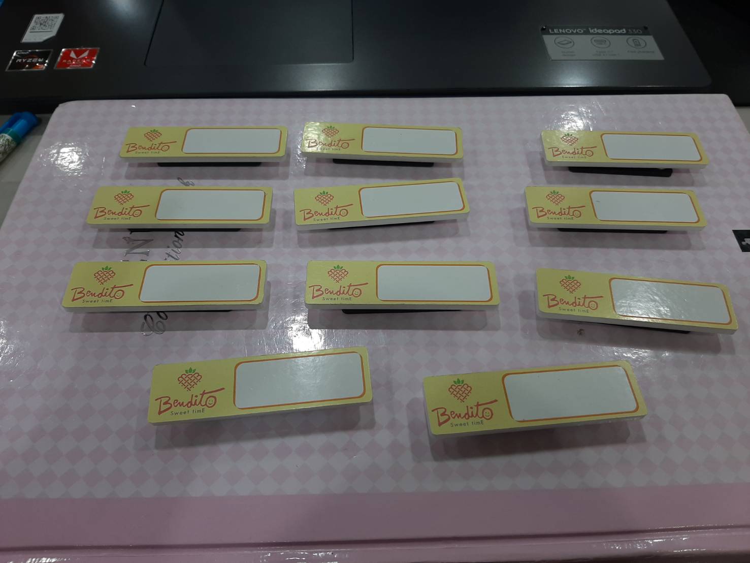 ป้ายชื่อเข็มกลัดระบบแม่เหล็กหนีบเสื้อ