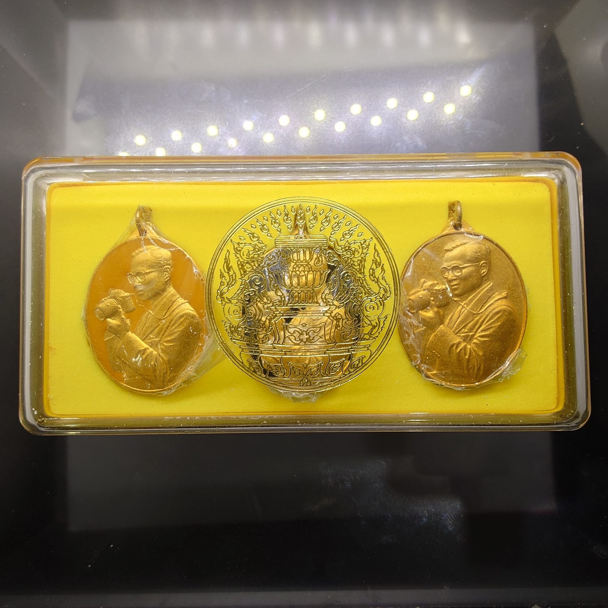 เหรียญในหลวงทรงกล้อง ที่ระลึกครบ 6 รอบ รัชกาลที่9 ชุด 3 เหรียญ เนื้อกะไหล่ทองลงยาสี พ.ศ.2542 พร้อมกล่องเดิม สปน. จัดสร้าง