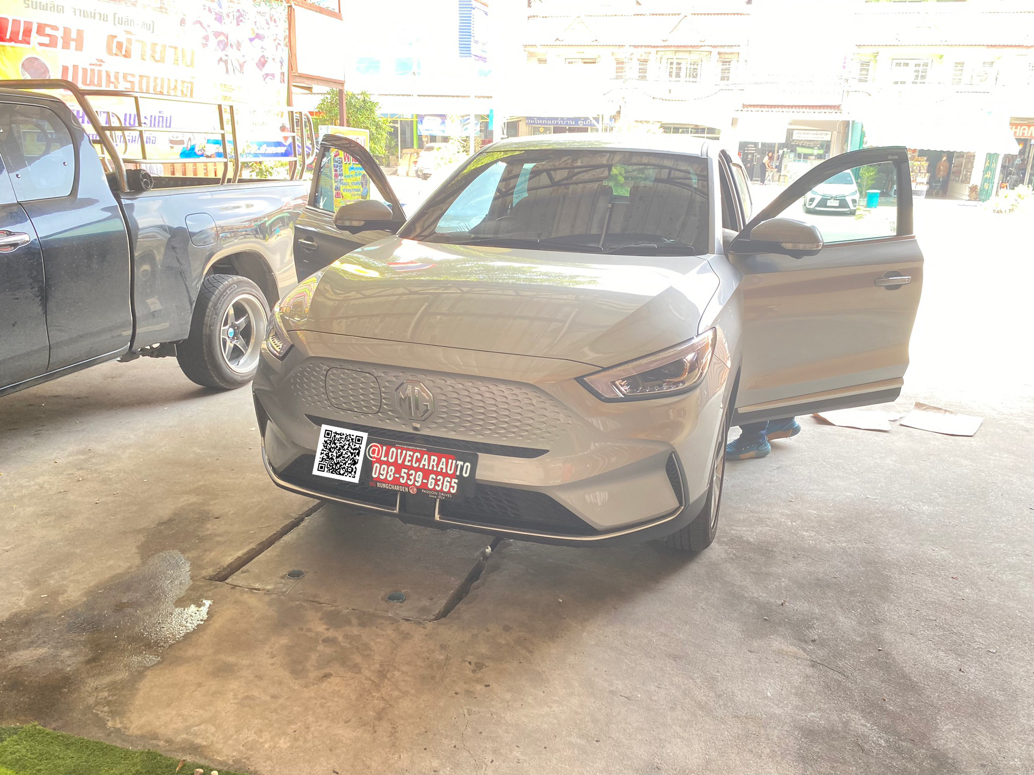 พรมปูพื้นรถยนต์6D Mg ZS EV 2023 สีเขียวด้ายทอง เต็มคัน