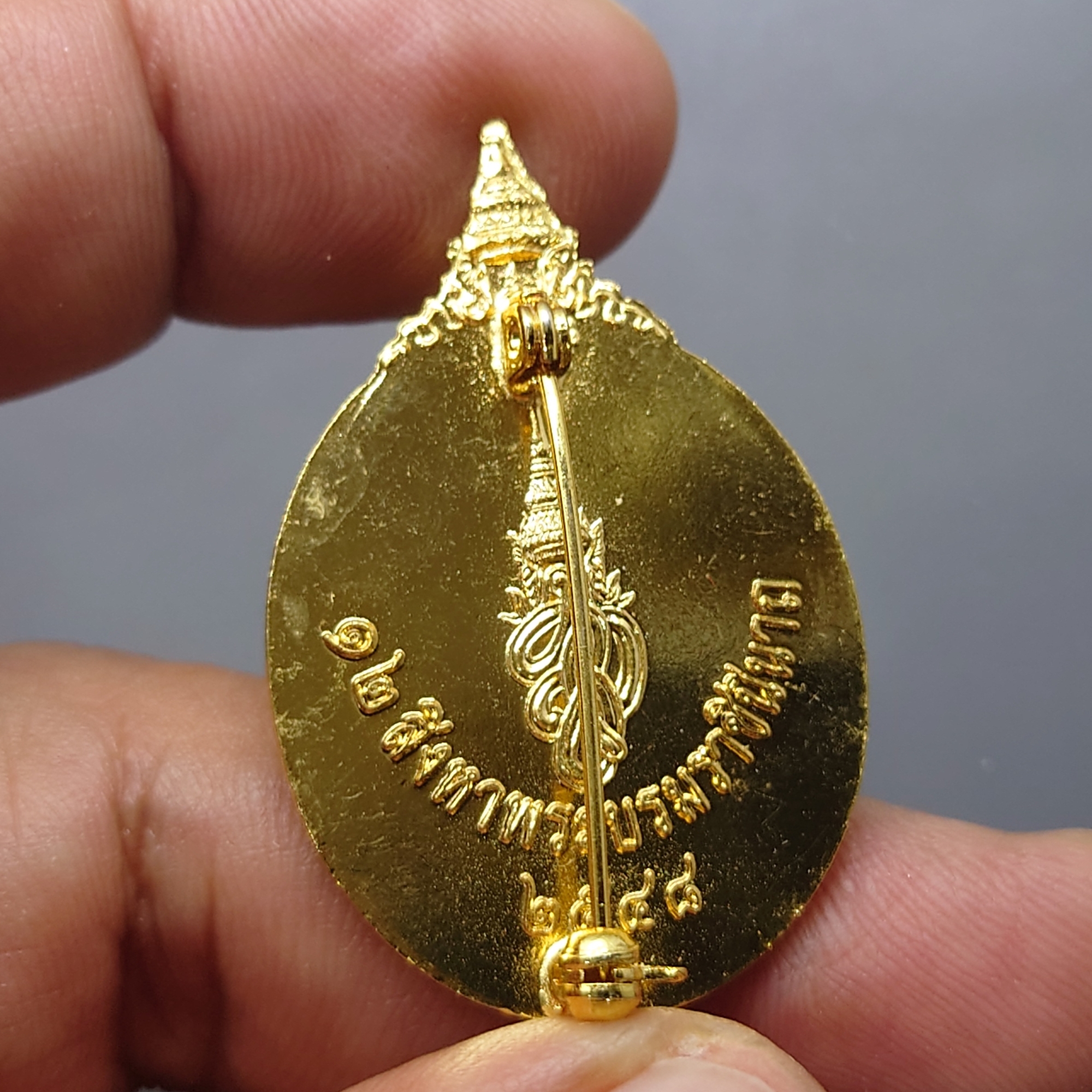 เข็มกลัด 12 สิงหาพระบรมราชินีนาถ 73 พรรษา กาหลั่ยทอง ลงยา พ.ศ.2548