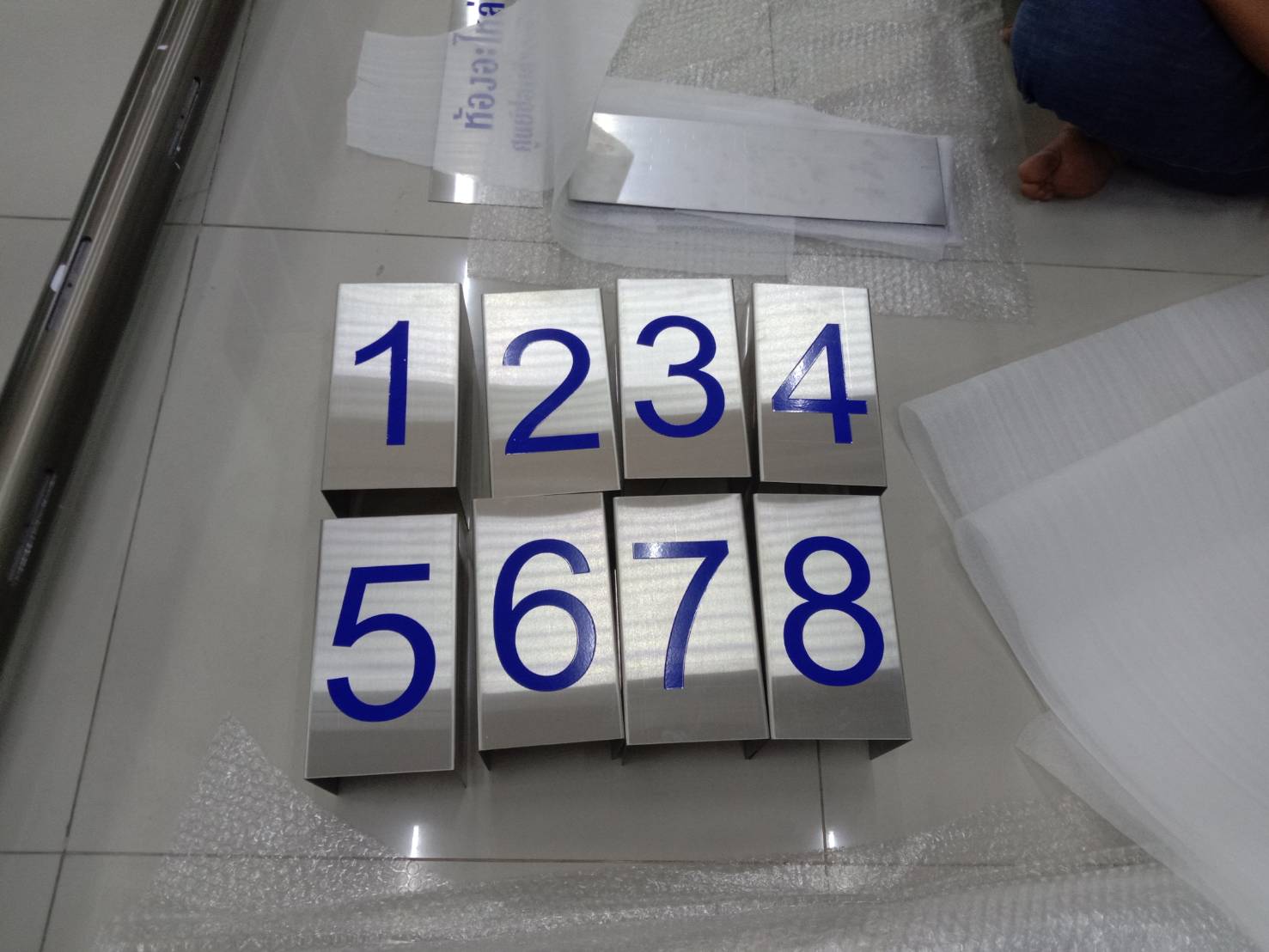 ป้ายหมวดหมู่แผนก สติกเกอร์สีน้ำเงินติดลงบนสแตนเลสเงินเงา