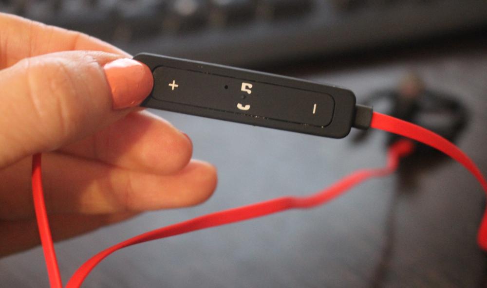 LEORY หูฟังบลูทูธ Sport Bluetooth Headphone (Red)