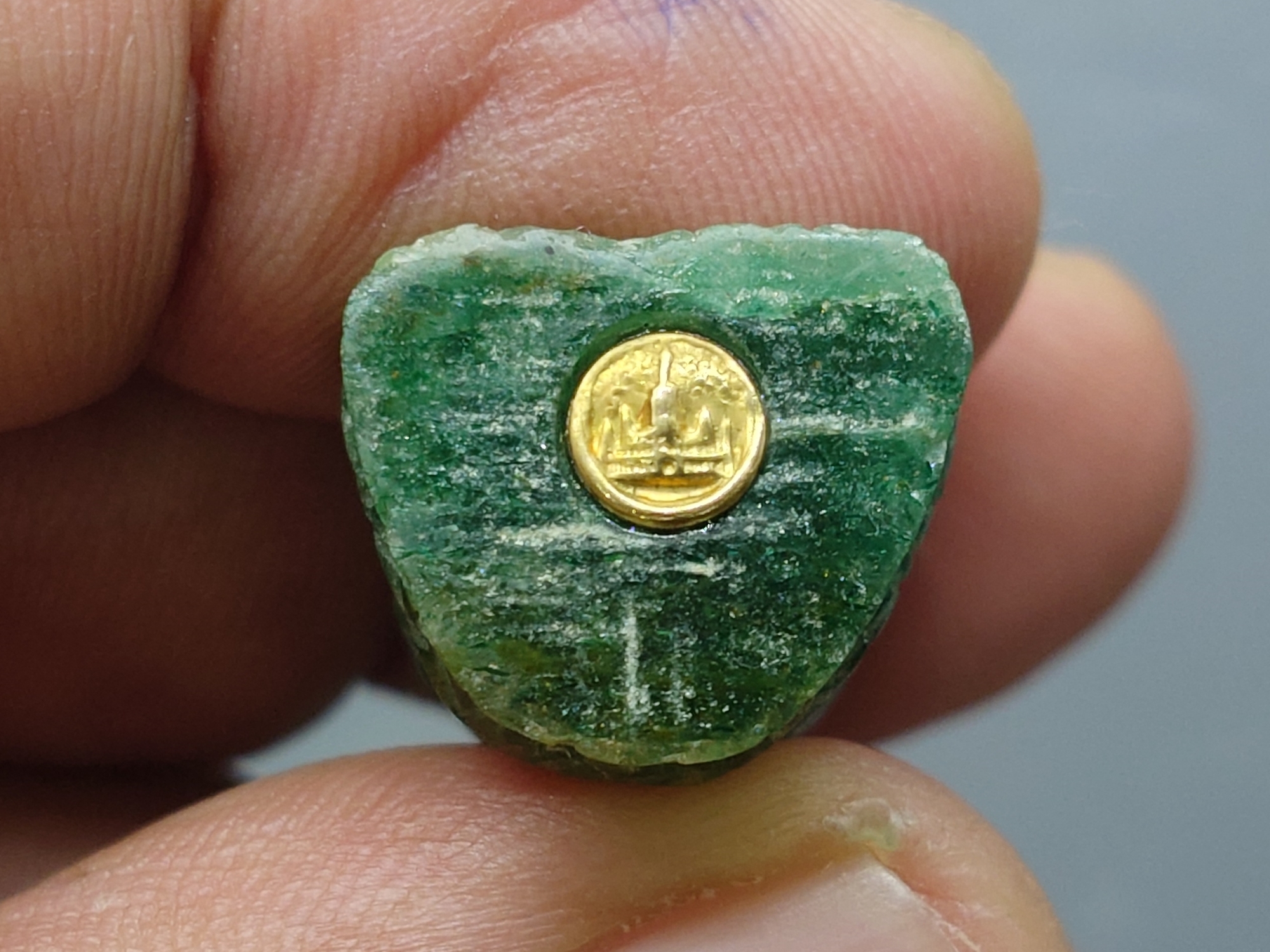 หลวงปู่ทวดหยก ลอยองค์ ใต้ฐานฝังหมุดทองคำแท้ วัดพะโคะ จ. สงขลา ปี 2543 พร้อมกล่องเดิม จัดสร้างโดย สมาคมชาวเพชรบุรี