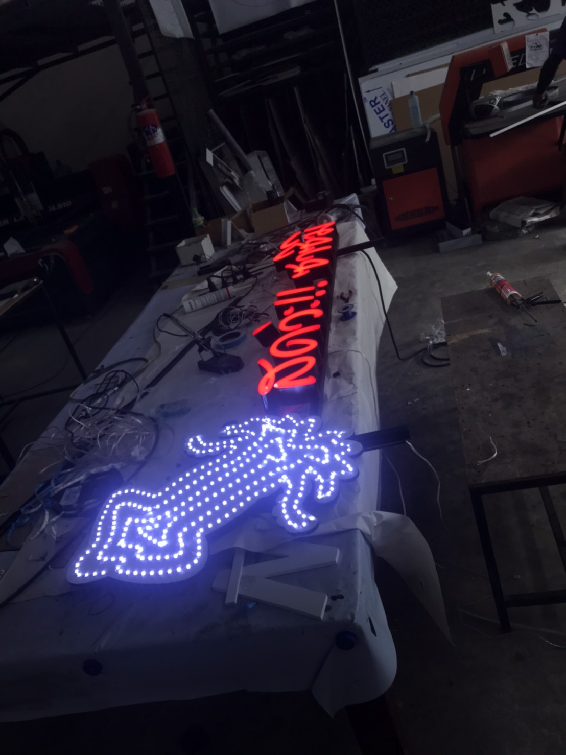 ป้ายไฟตัวอักษรไฟออกหน้าอลูมิเนียมแอลอีดี งานปลาหมึกย่าง สดว่า ซาซึมิ