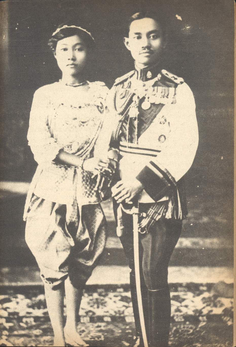 พระผู้เพิ่งจากไป (จัดพิมพ์เพื่อน้อมระลึกถึง สมเด็จพระนางเจ้ารำไพพรรณี พระบรมราชินีในรัชกาลที่ ๗)