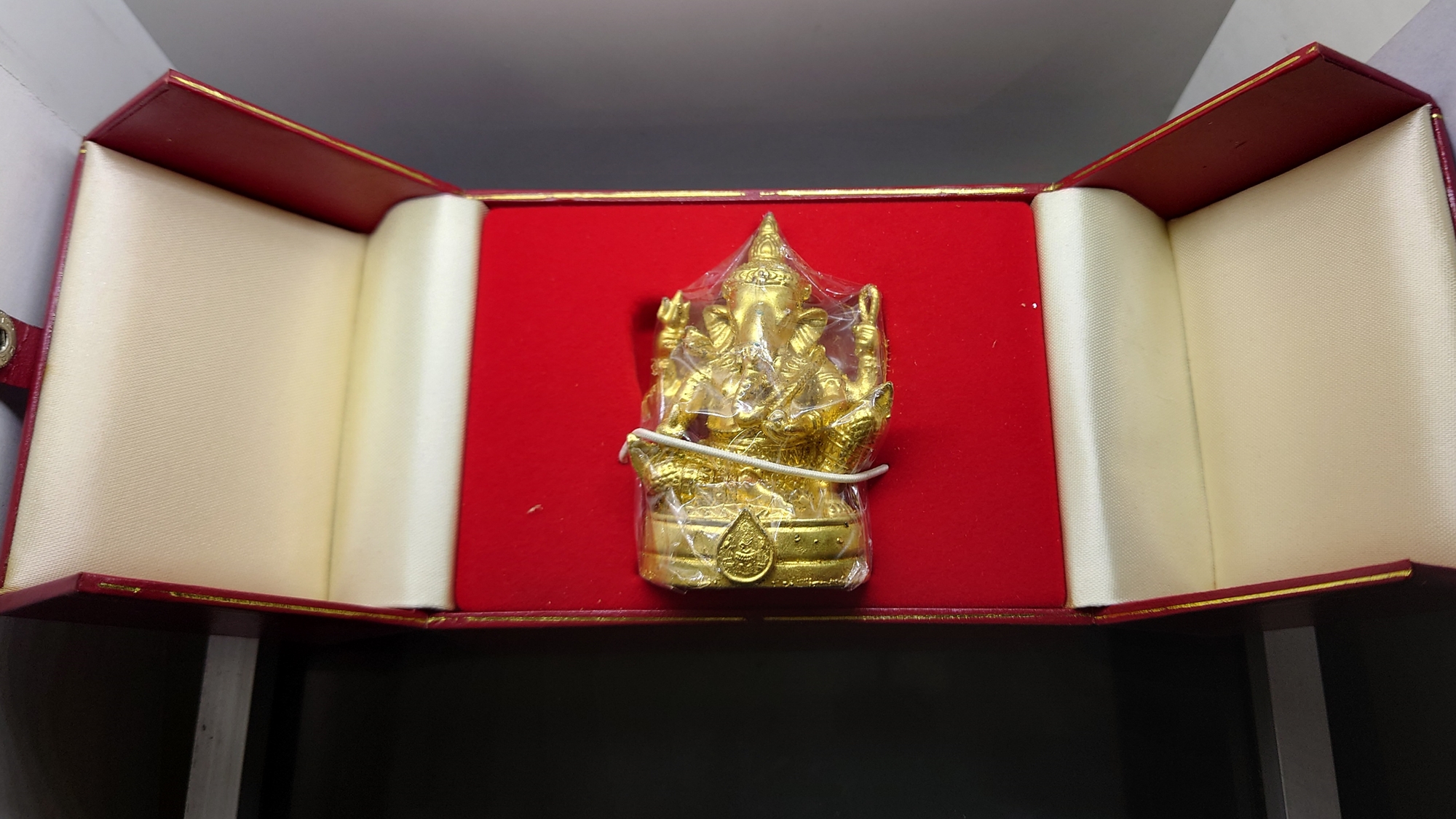 พระพิฆเนศวร์ มหาเทพแห่งความสำเร็จ รุ่นโชคมงคล เนื้อชุบทอง ร่วมพิธีพุทธาภิเษก ศาลสมเด็จพระนเรศวร พระราชวังจันทน์ พิษณุโลก ปี2541 พร้อมกล่องเดิม