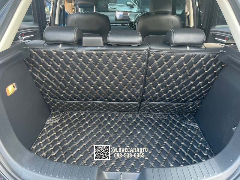 พรมปูพื้นรถยนต์ 7D Mazda2 5door 2020 สีดำด้ายทอง +ไวนิลดำ