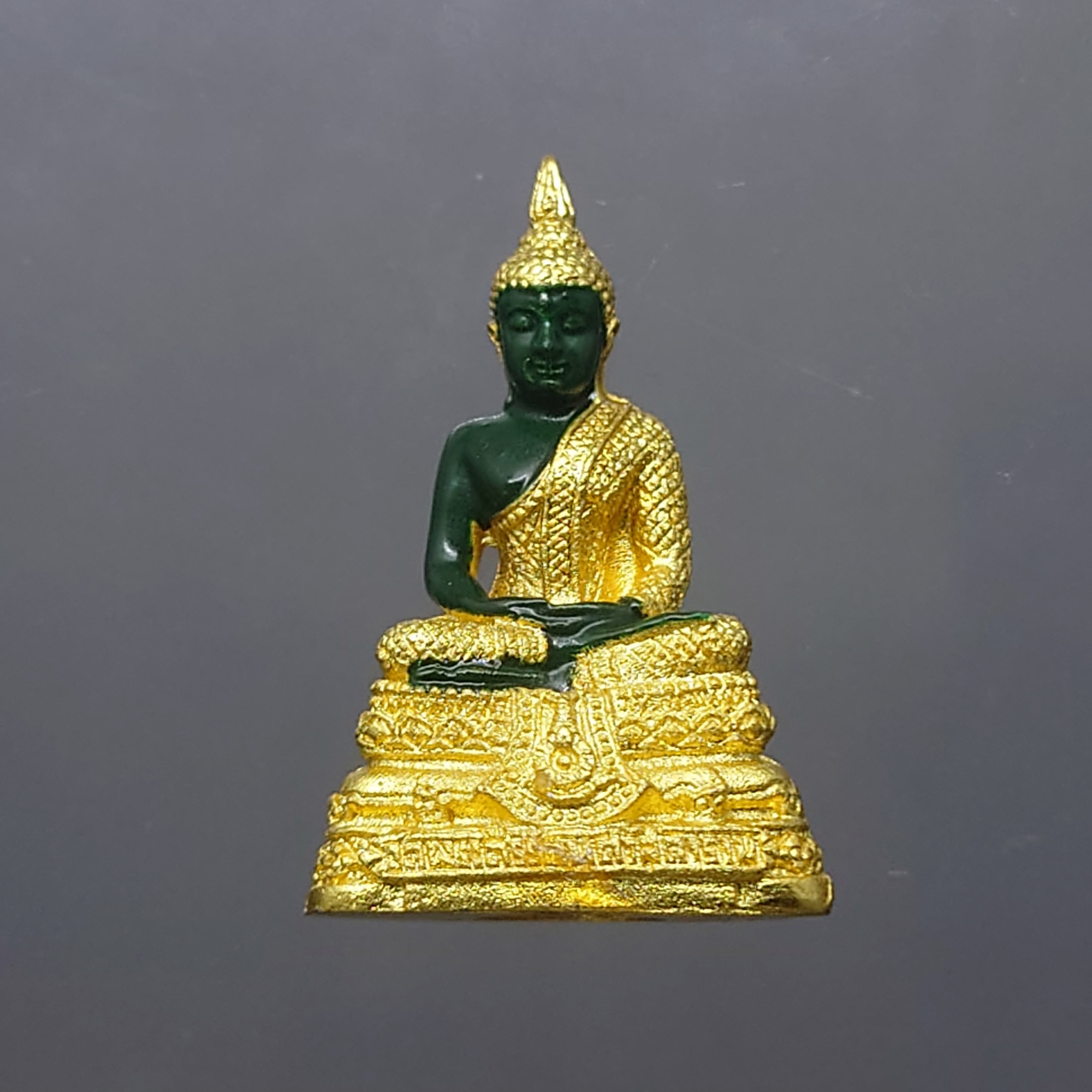 พระแก้วมรกต ทรงเครื่องฤดูฝน (ขนาดสูง 3 เซน) เนื้อโลหะเคลือบสีเขียว เครื่องทรงชุบทอง สำนักพระราชวัง สร้าง พุทธาภิเษก ณ วัดพระศรีรัตนศาสดาราม พ.ศ.2547 ตลับเดิม รับประกันแท้