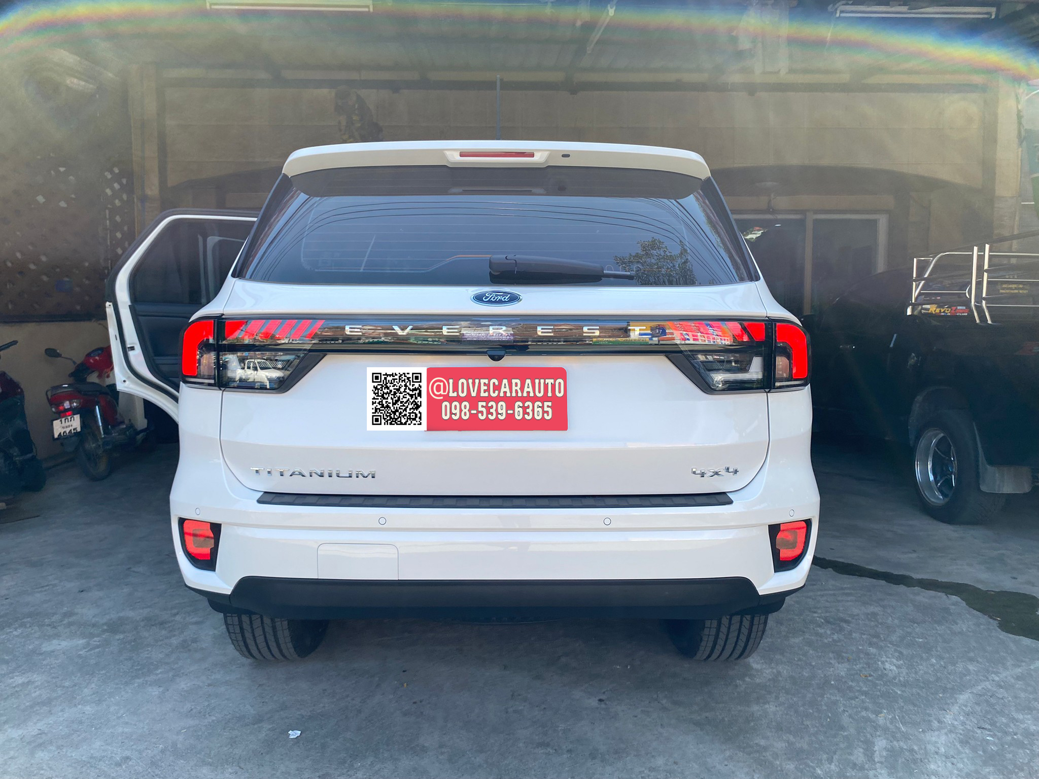 พรมปูพื้นรถยนต์ 7D Ford Everest 2022 ลายเคฟล่าสีดำด้ายแดง +ไวนิลสีดำ