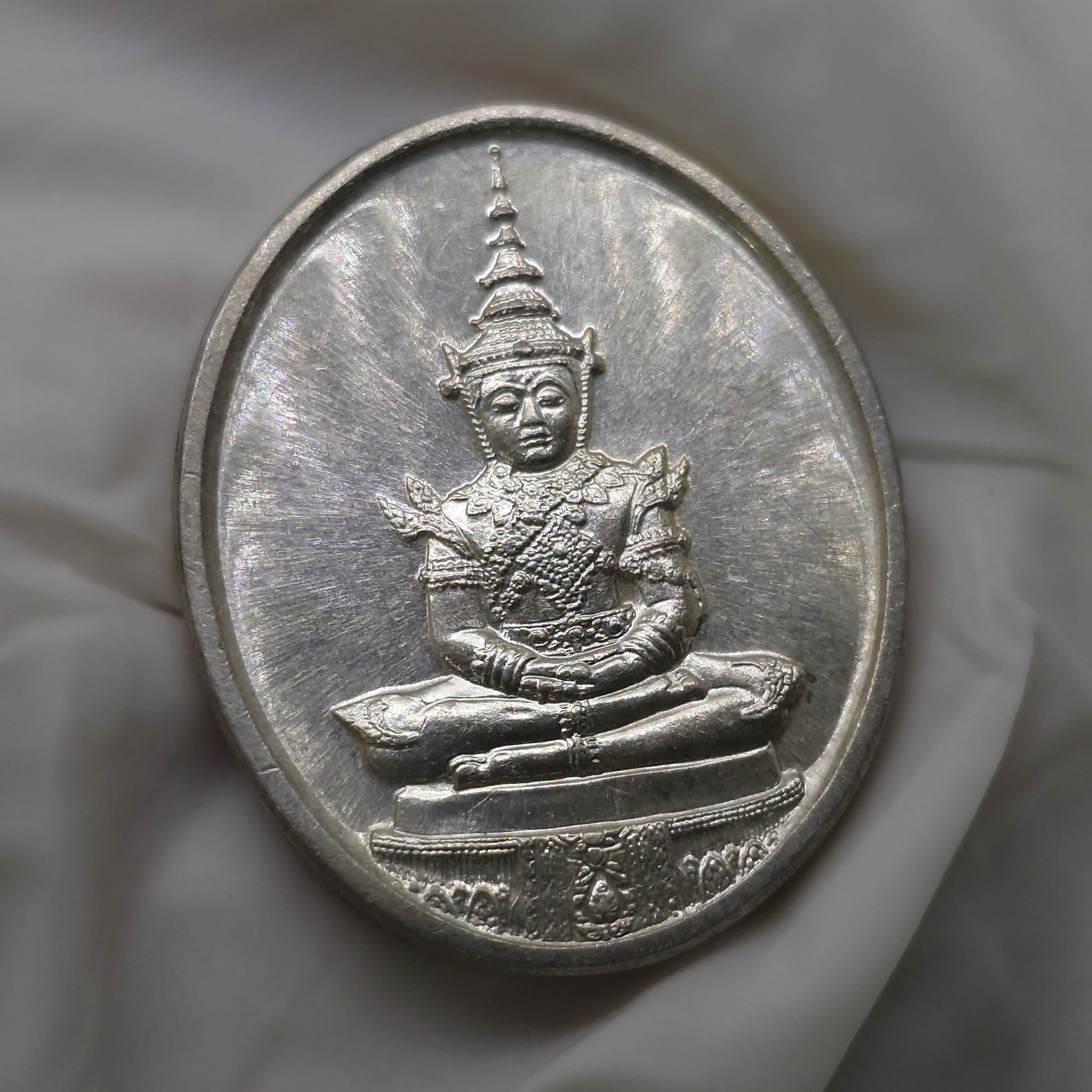 เหรียญพระแก้วมรกต ภปร รุ่นแรก ชุด 3 ฤดู เนื้อเงิน ฉลองกรุงรัตนโกสินทร์ 200 ปี พ.ศ.2525 พร้อมกล่องเดิมๆ