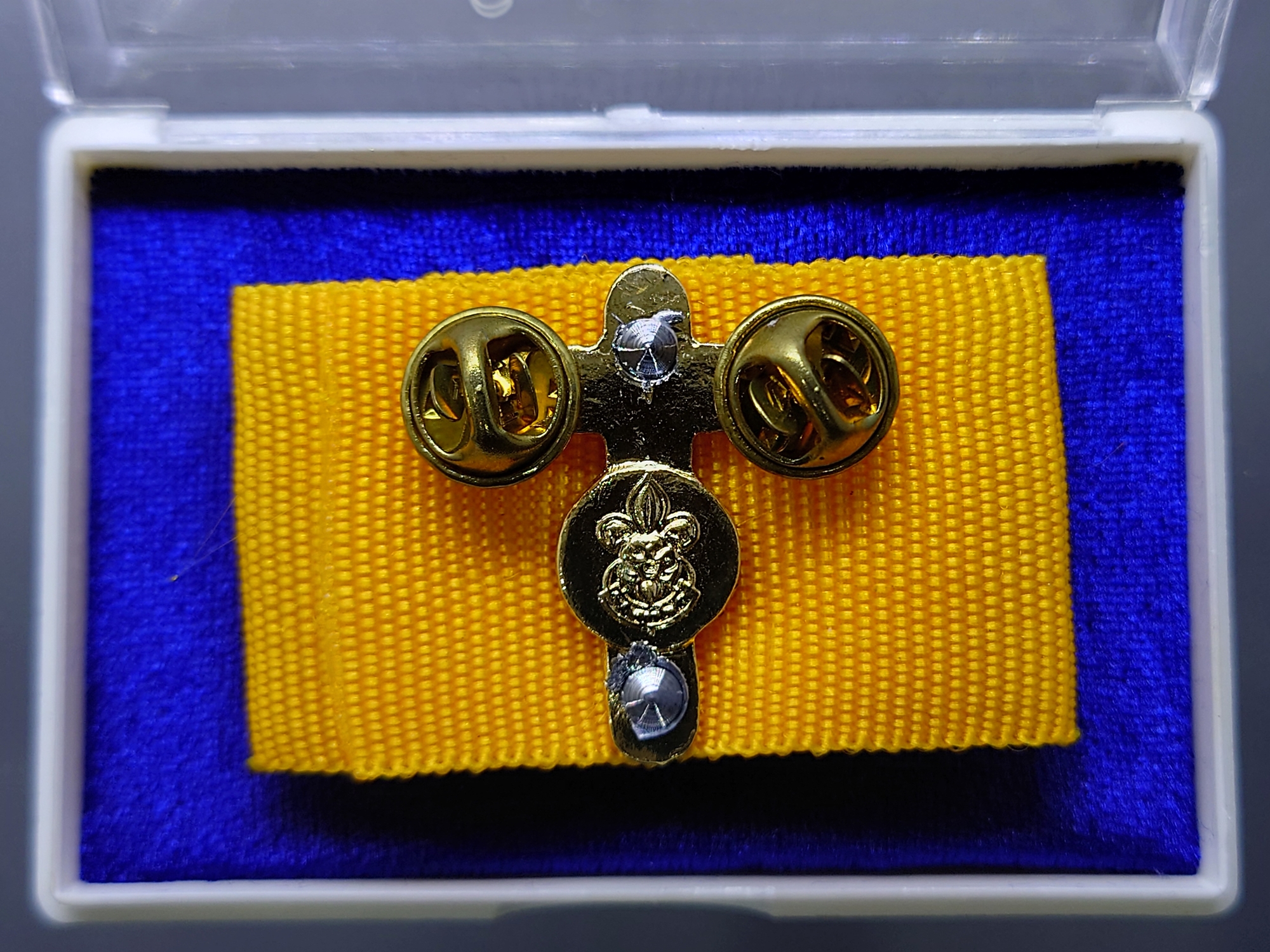 เข็มกาญจนาภิเษกบนผ้าแพรสีเหลือง จัดสร้างในวโรกาส 75 พรรษา รัชกาลที่9 ปี2545 พร้อมตลับเดิม ประกันแท้