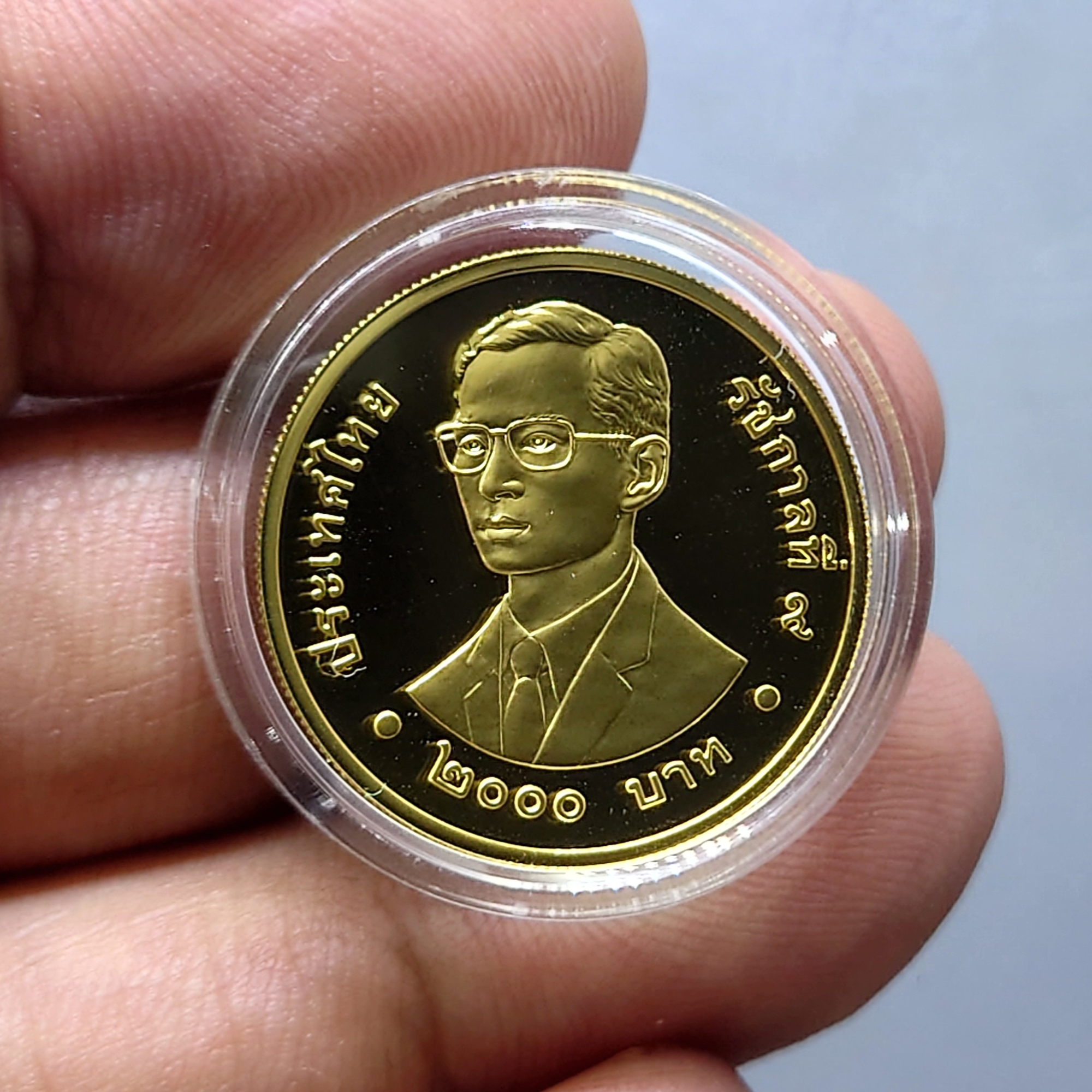 เหรียญทองคำขัดเงา (ทอง 99.9%) เหรียญ 2000 บาท ที่ระลึก 50 ปี องค์การทุนเพื่อเด็กแห่งสหประชาชาติ เด็กเขียนกระดาน มาพร้อมใบเซอร์และกล่องเดิมๆ พ.ศ.2540