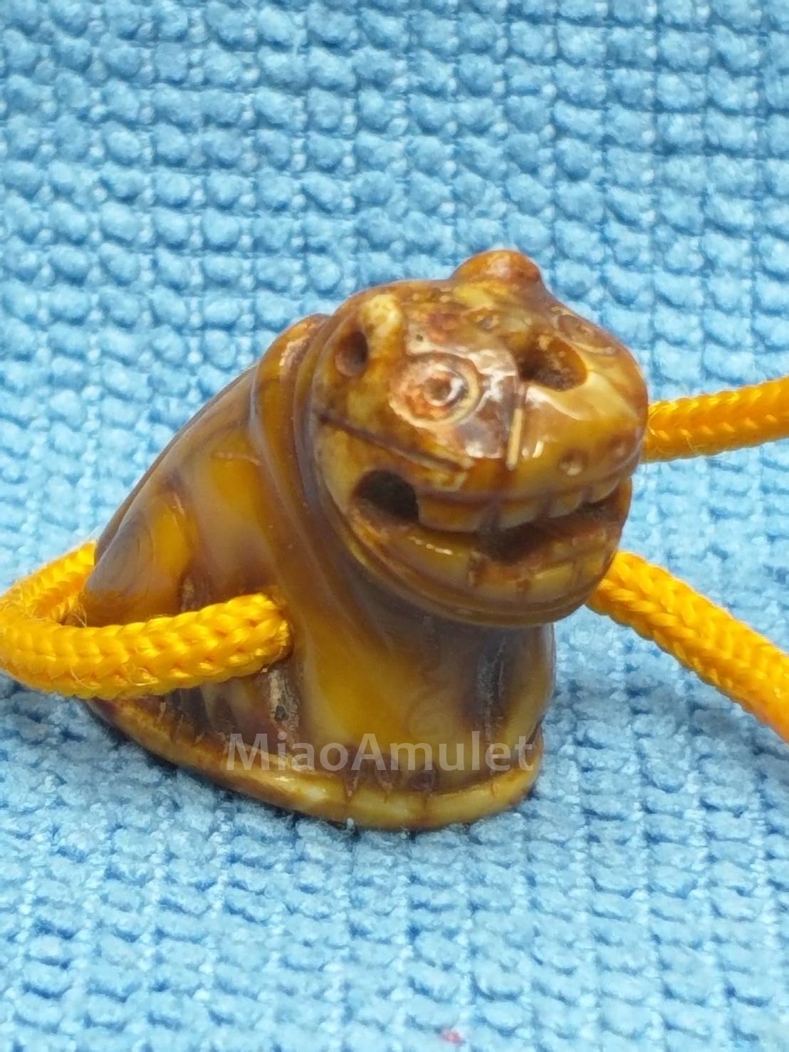 เขี้ยวเสือแกะ หลวงพ่อสาย ขนาด 2cm. 老虎的獠牙 虎牙 [ 师傅 : Luang Phor Sai ] (龙婆灑) Wat Bang Hia