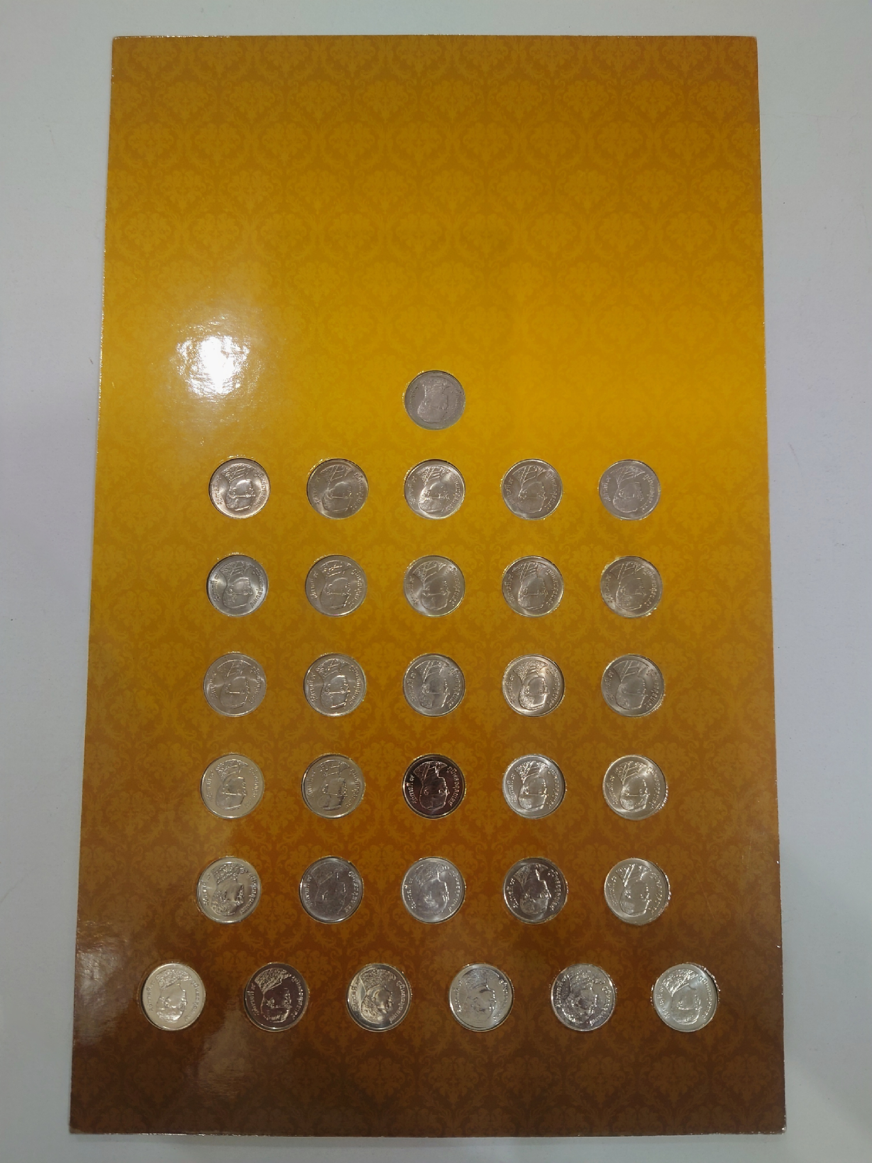 เหรียญ 1 บาท หมุนเวียน ครบชุด พ.ศ. หลังภาพพระศรีรัตนเจดีย์ รัชกาลที่9 ไม่ผ่านใช้ (ปี 2529 ผ่านใช้ ปี 30-60 ไม่ผ่านใช้)