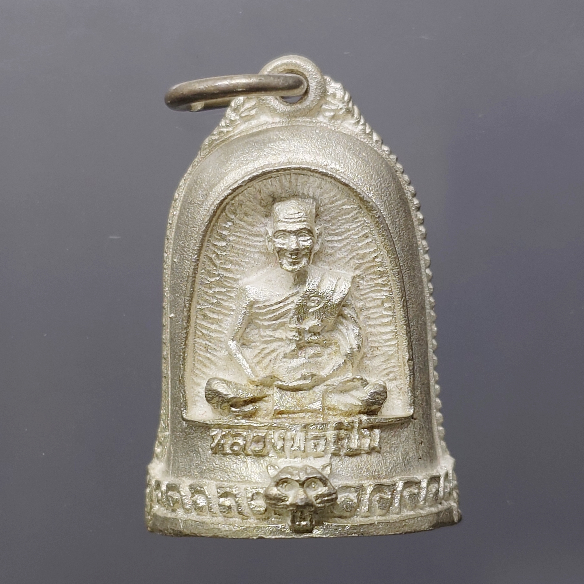 หลวงพ่อเปิ่น รุ่นมีสุข หล่อระฆังครึ่งซีก เนื้อเงิน วัดบางพระ จ.นครปฐม ปี 2535 พร้อมตลับเดิม แท้ทันหลวงพ่อ