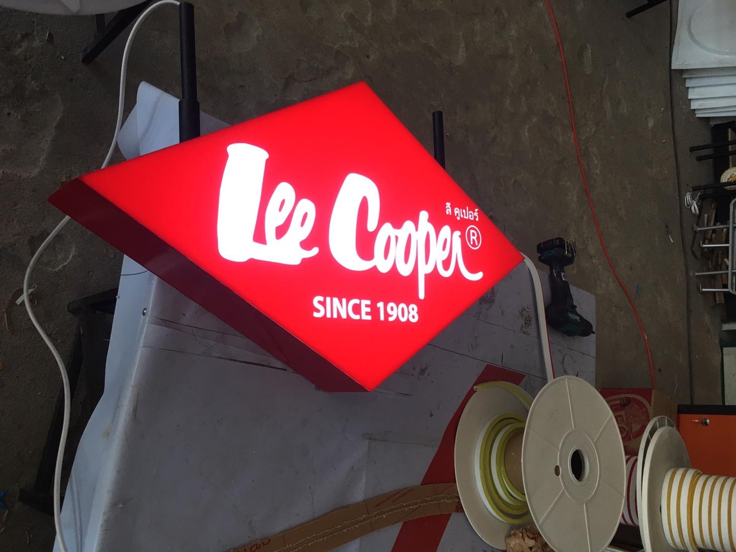 งานป้ายกล่องไฟแอลอีดีขอบอลูมิเนียมสีแดง งานLEE COOPER SINCE1908
