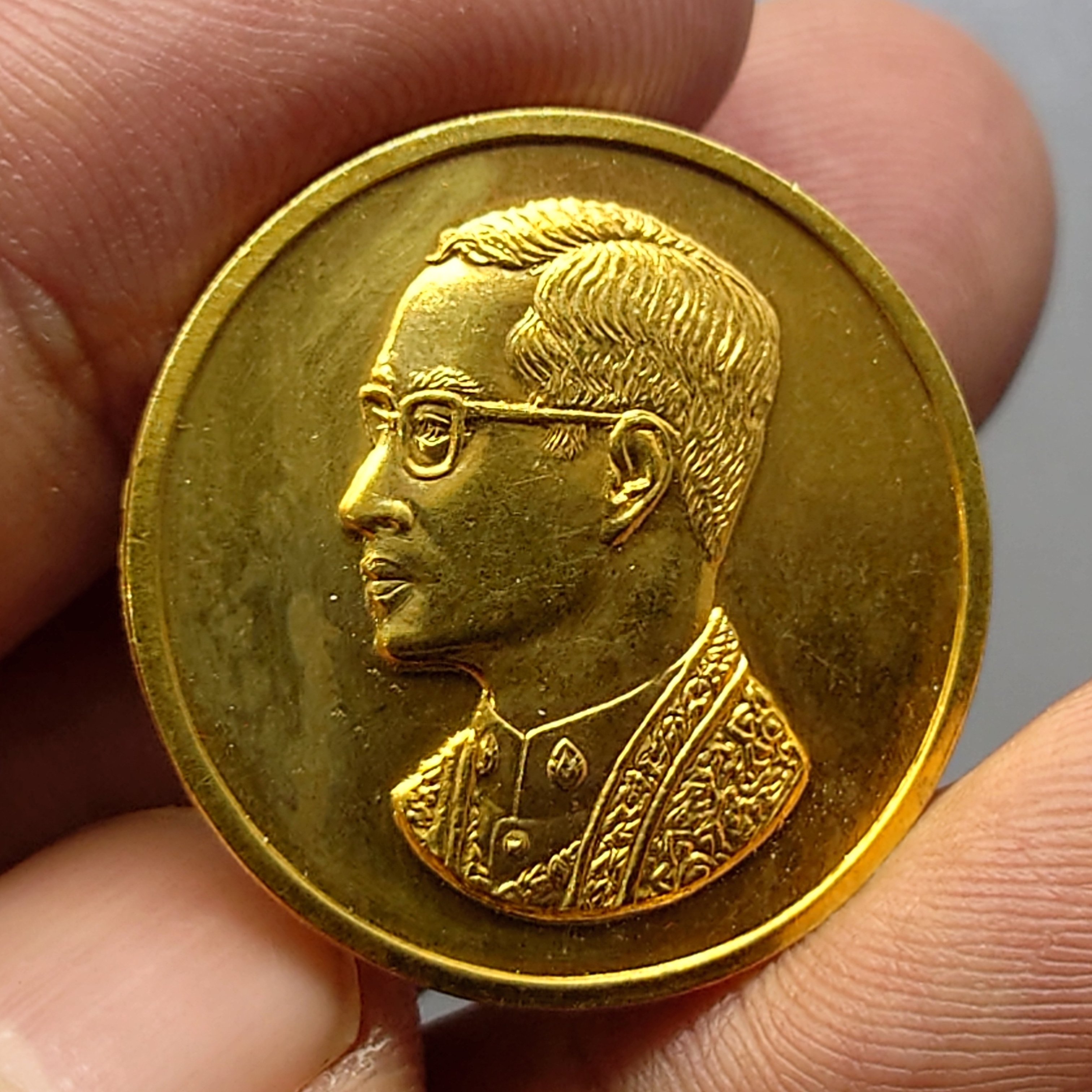 เหรียญคุ้มเกล้า เนื้อทองคำ พิมพ์ใหญ่ พ.ศ.2522 พร้อมกล่องเดิม