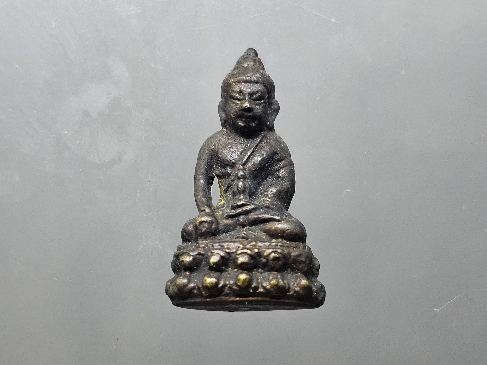 พระกริ่งเล็กวัดสุทัศน์ มูลนิธิอัฏฐมราชานุสรณ์ หลวงปู่โต๊ะร่วมปลุกเสก จัดสร้างโดย สมเด็จพุฒาจารย์ (เสงี่ยม) วัดสุทัศน์เทพวราราม เนื้อทองเหลืองรมดำ ปี2516 พร้อมกล่องเดิม