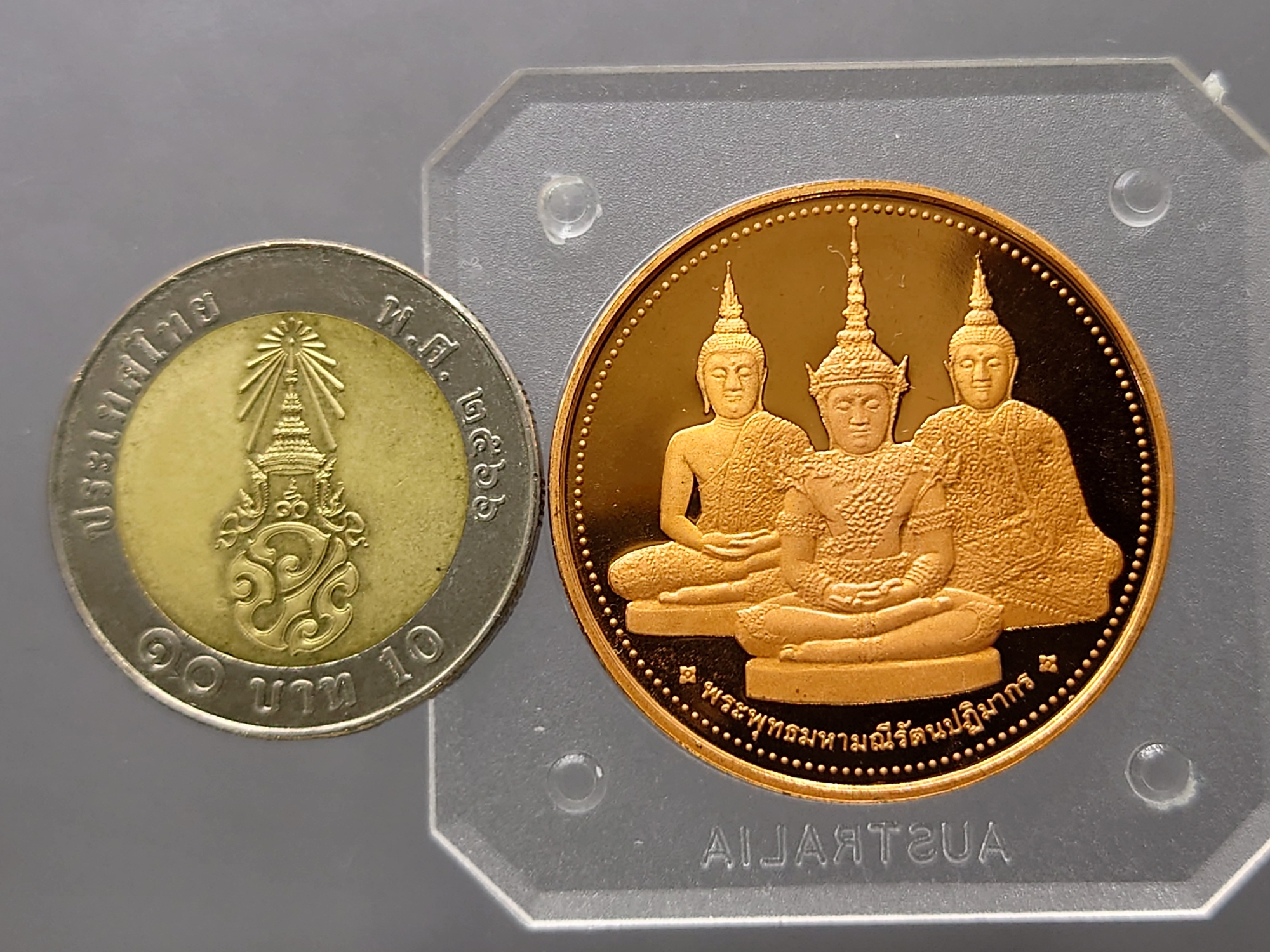 เหรียญพระแก้วมรกต ทรงเครื่อง 3 ฤดู พระจอมเกล้าๆ ปี 2538 เนื้อทองแดงนอก ขัดเงา ขนาด 3.2 ซม. พร้อมตลับเดิม