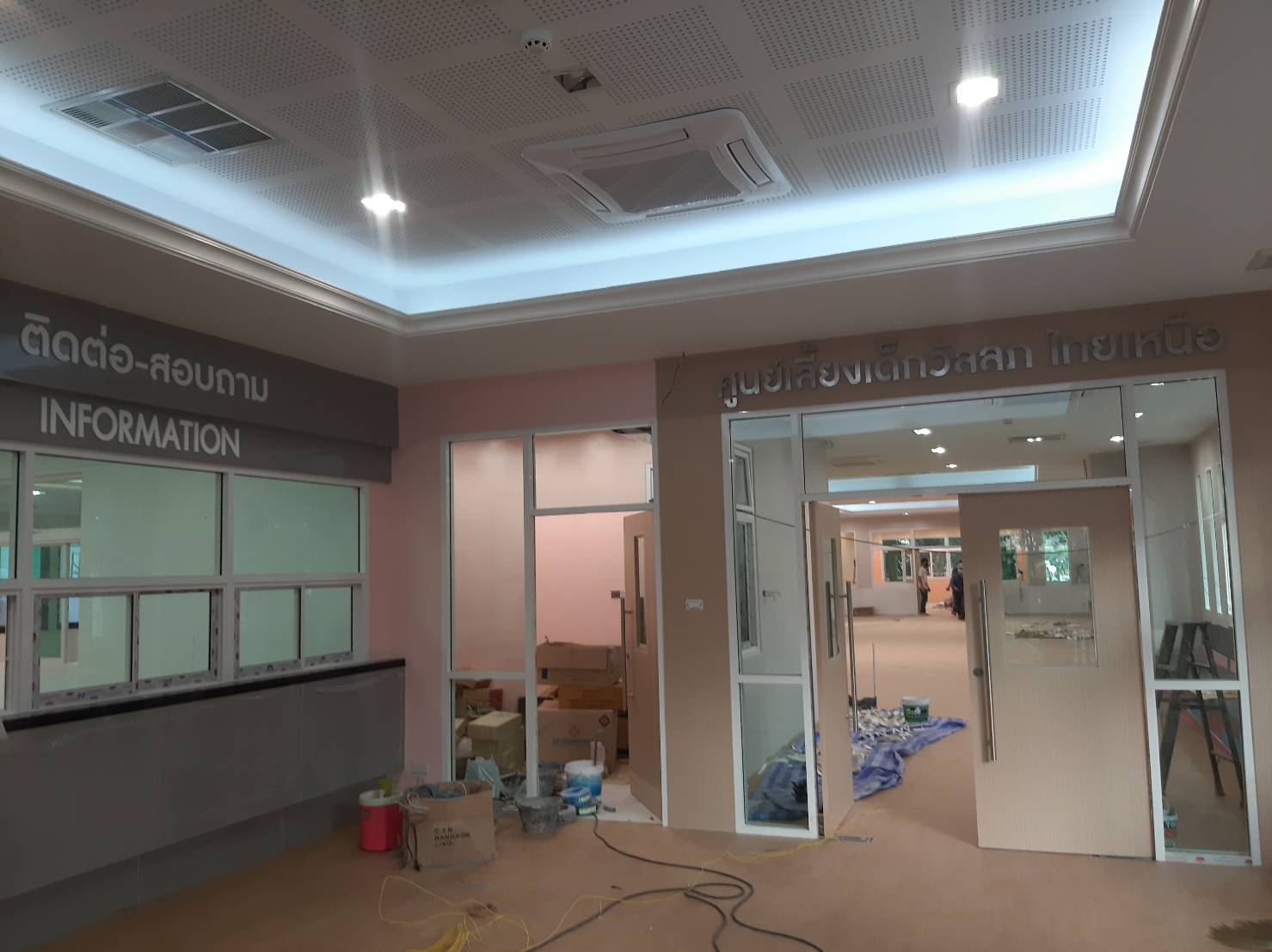 ป้ายตัวอักษรพลาสวู๊ดพ่นสีขาว งานติดต่อสอบถาม