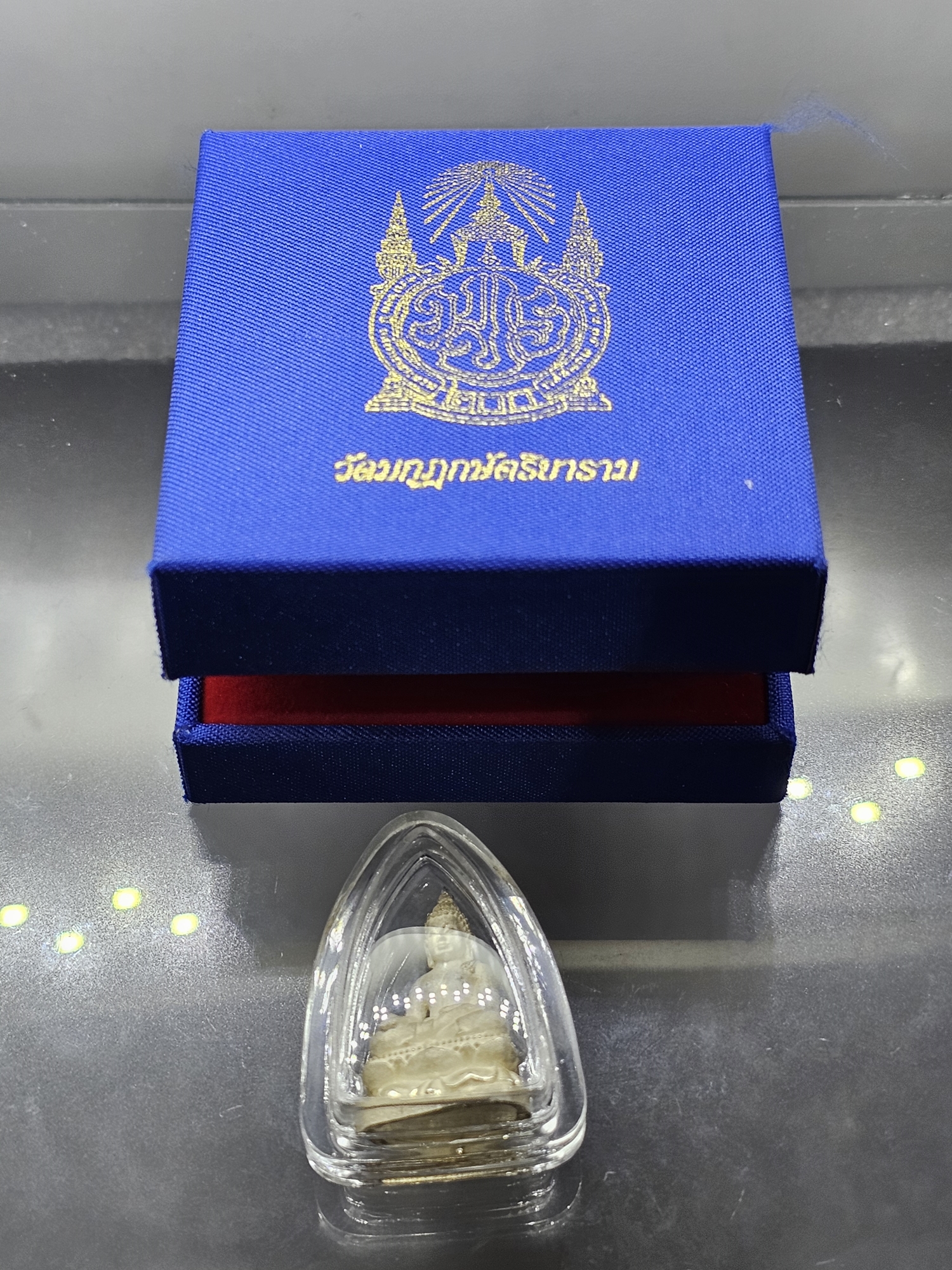 พระไพรีพินาศ เนื้อเงิน พิมพ์ใหญ่ 200 ปี พระจอมเกล้าฯ โครงการบูรณะฯ โบราณสถาน วัดมกุฏกษัตริยาราม ปี2547 พร้อมกล่อง เลี่ยมกรอบเก็บผิว สวยๆ