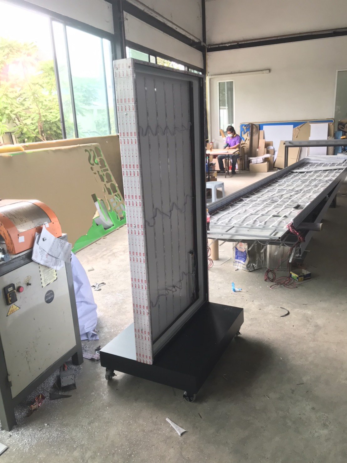 ป้ายไฟLED กล่องไฟล้อเลื่อนขาสวย