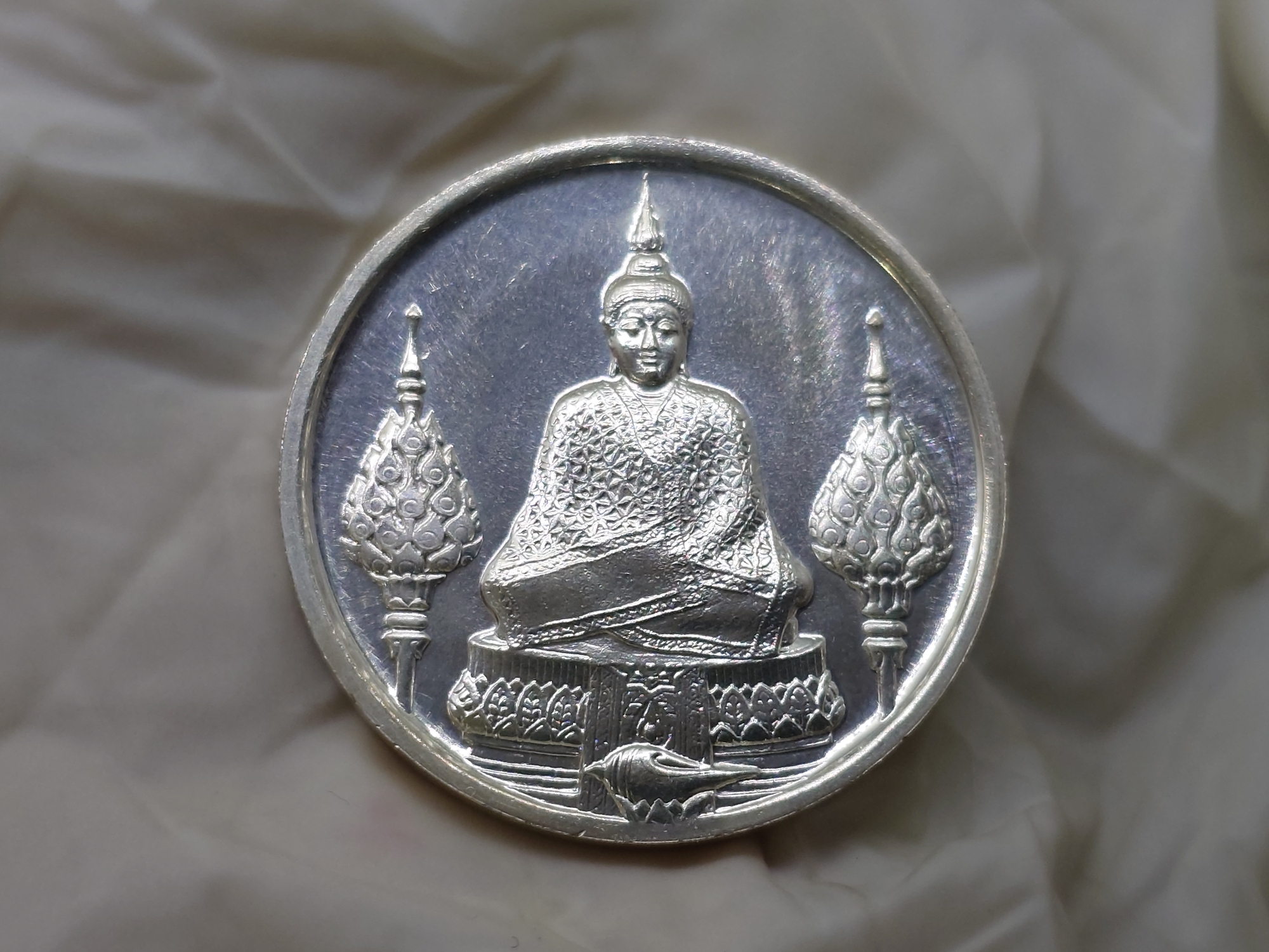 เหรียญพระแก้วมรกต ภปร รุ่นแรก ชุด 3 ฤดู เนื้อเงิน ฉลองกรุงรัตนโกสินทร์ 200 ปี พ.ศ.2525 พร้อมกล่อง