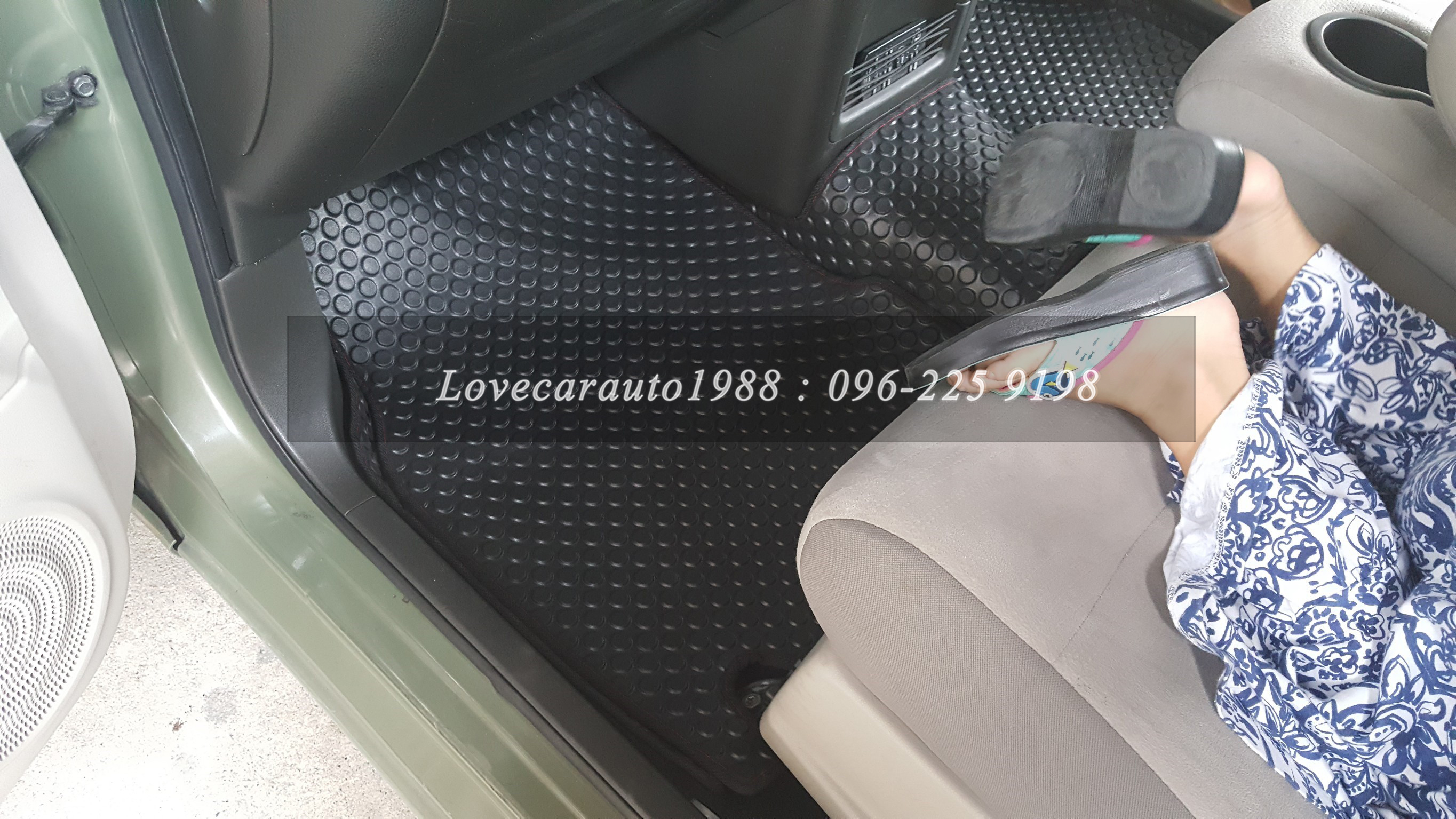 ยางปูพื้นรถยนต์ Nissan Cube ลายกระดุมสีดำ