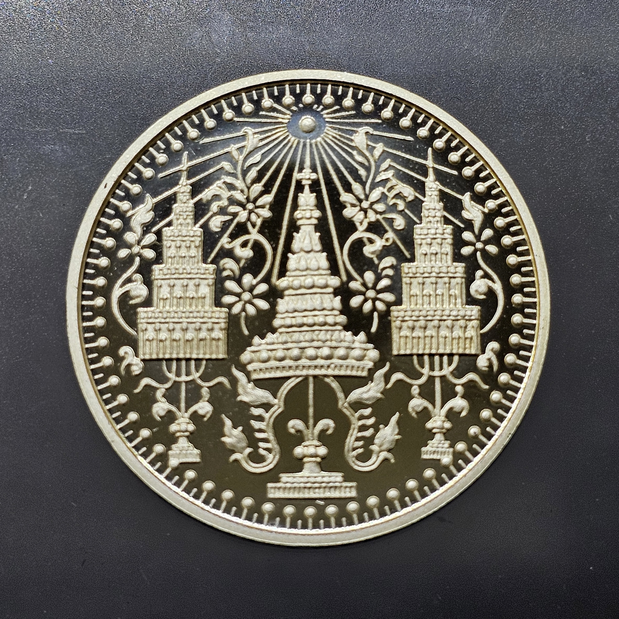 เหรียญพระแก้วมรกต ทรงเครื่อง 3 ฤดู พระจอมเกล้าพระนครเหนือ ปี 2538 เนื้อเงินขัดเงา ขนาด 3.2 ซ.ม. พร้อมกล่องเดิม