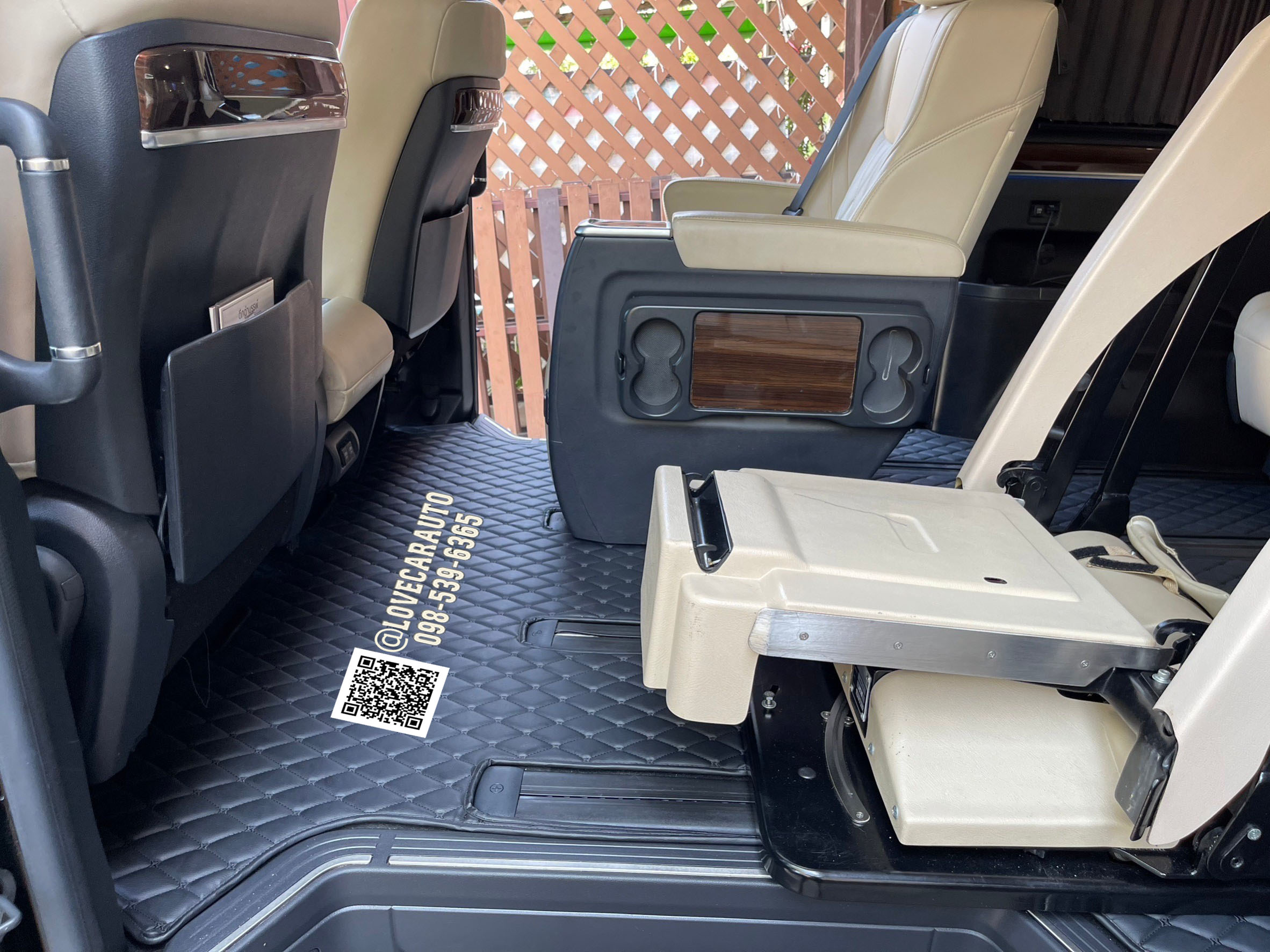 พรมปูพื้นรถยนต์ 7D Toyota majesty สีดำด้ายดำ คู่หน้า ไวนิลสีดำ